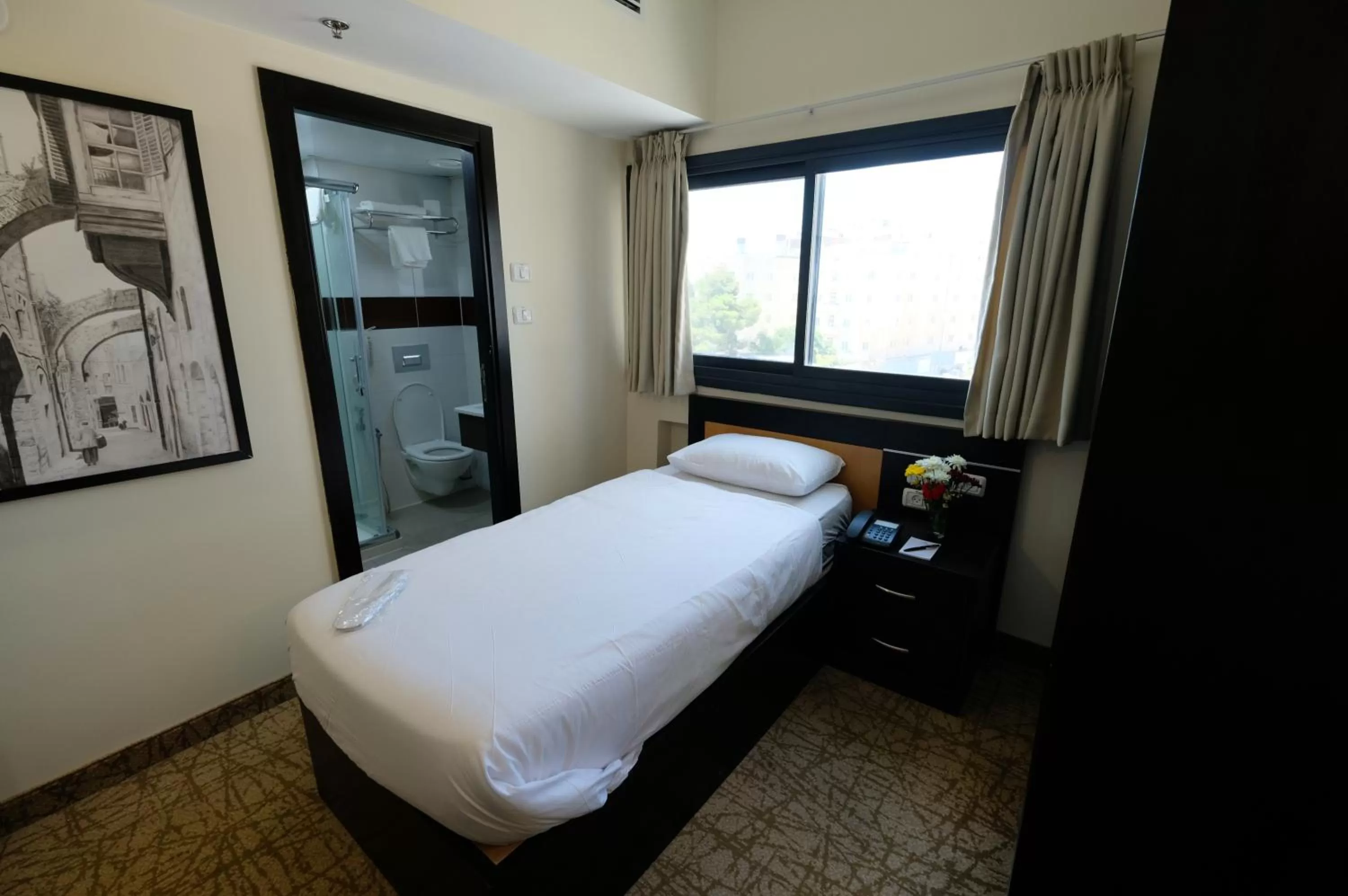 Photo of the whole room, Bed in New Capitol Hotel - Jerusalem