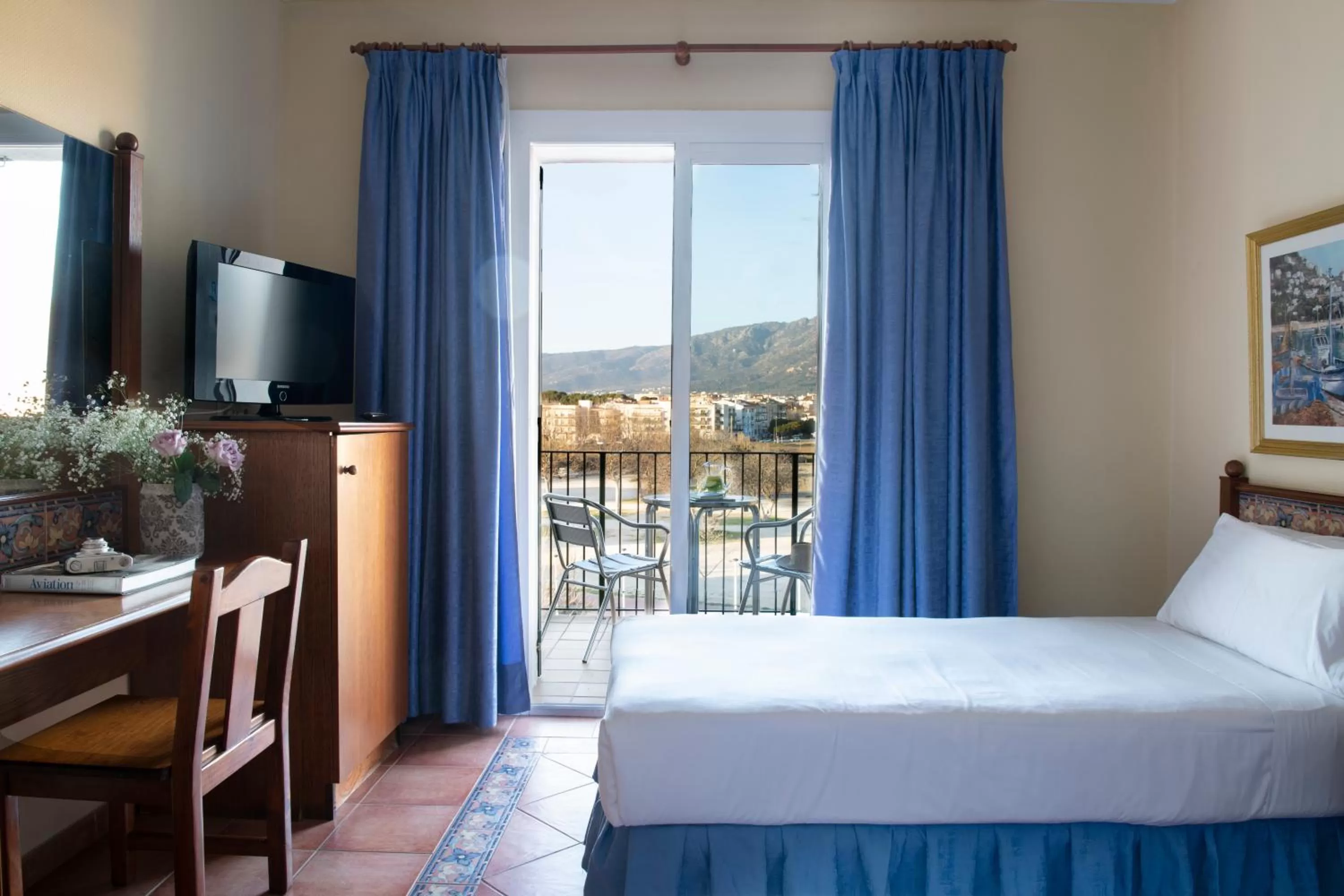 Bedroom, Bed in Hotel Roses Platja