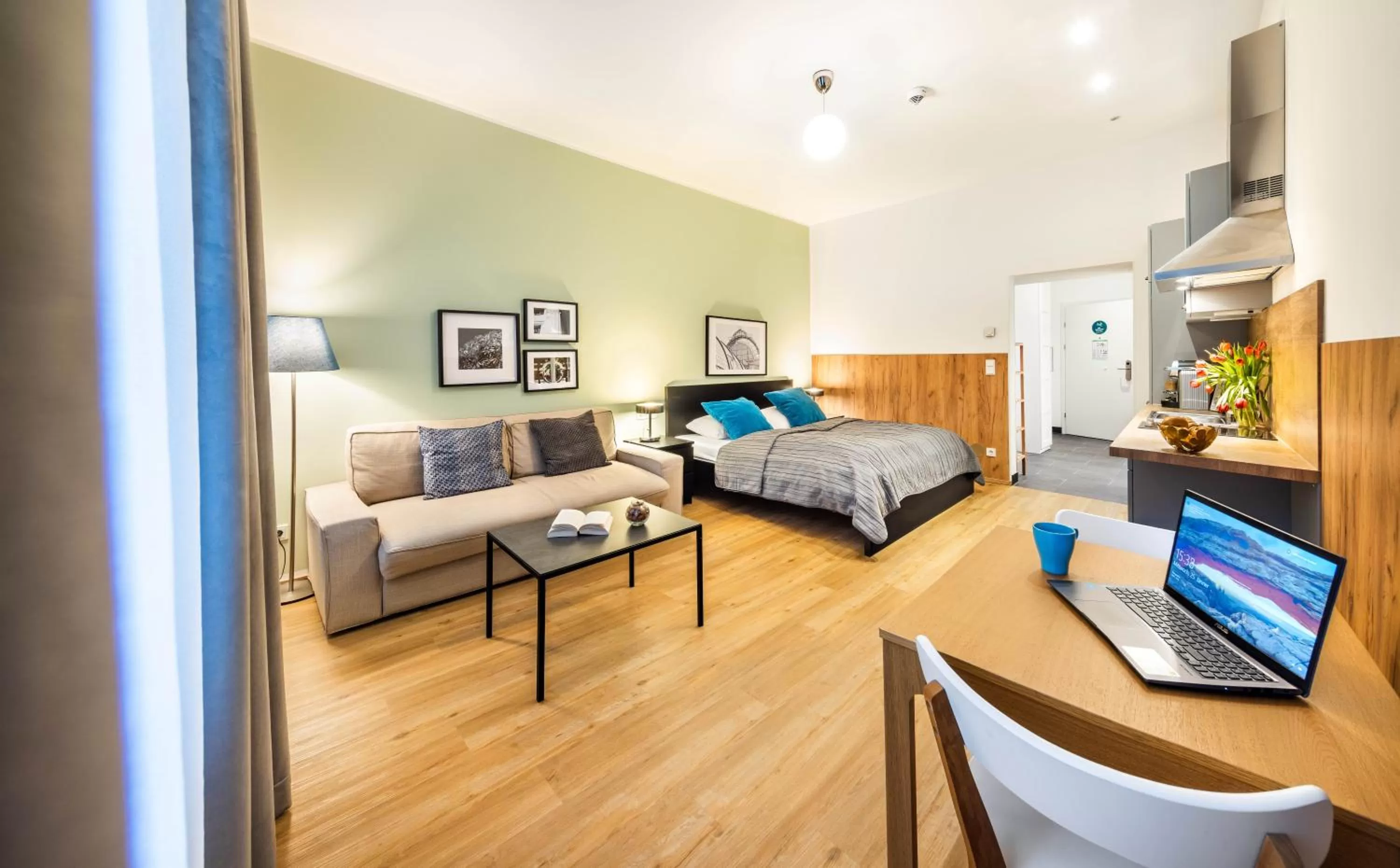 Bed in Jimmy's Apartments Emerald