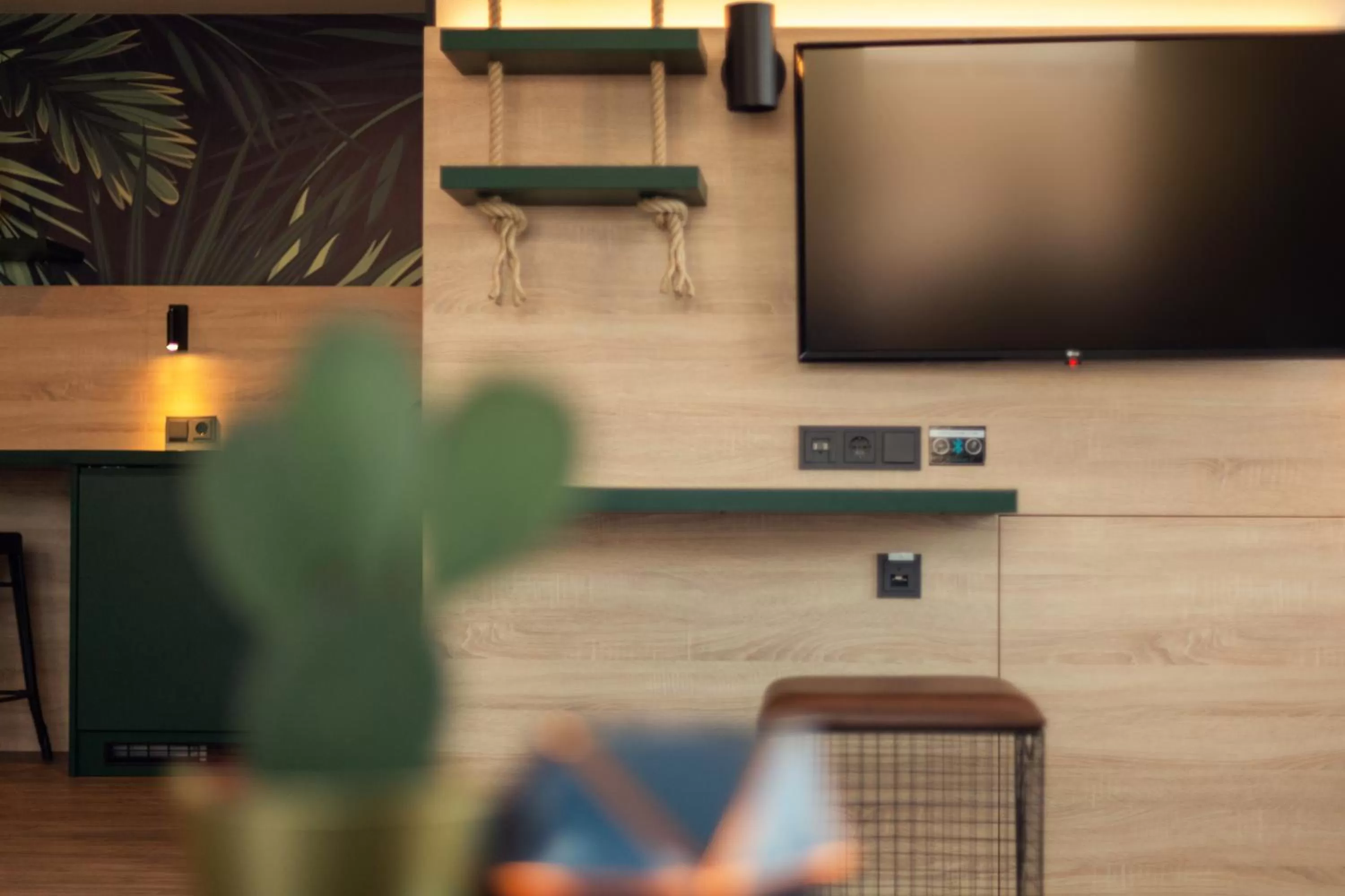 TV and multimedia in Holiday Inn - the niu, Crusoe Bremen Airport by IHG