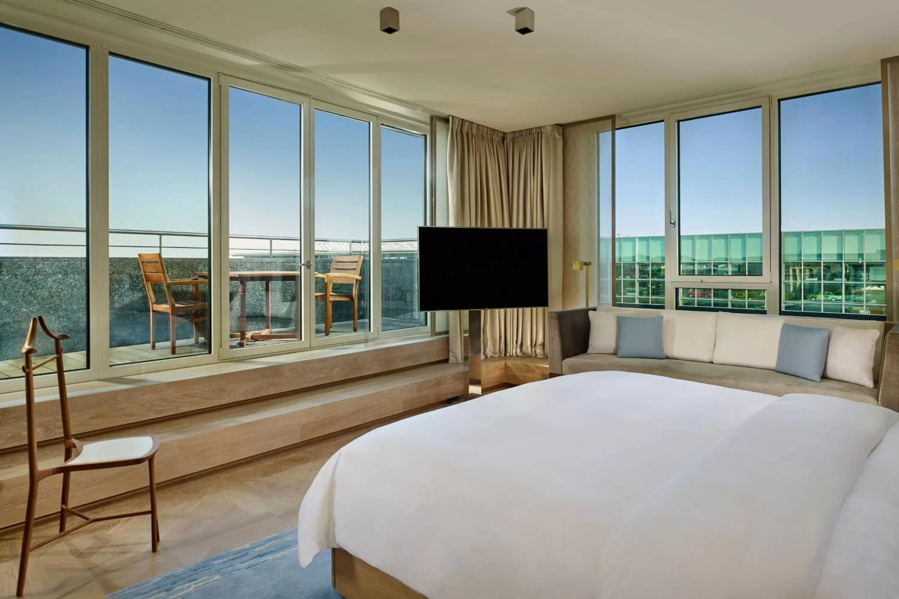 Photo of the whole room, Bed in The Ritz-Carlton, Wolfsburg