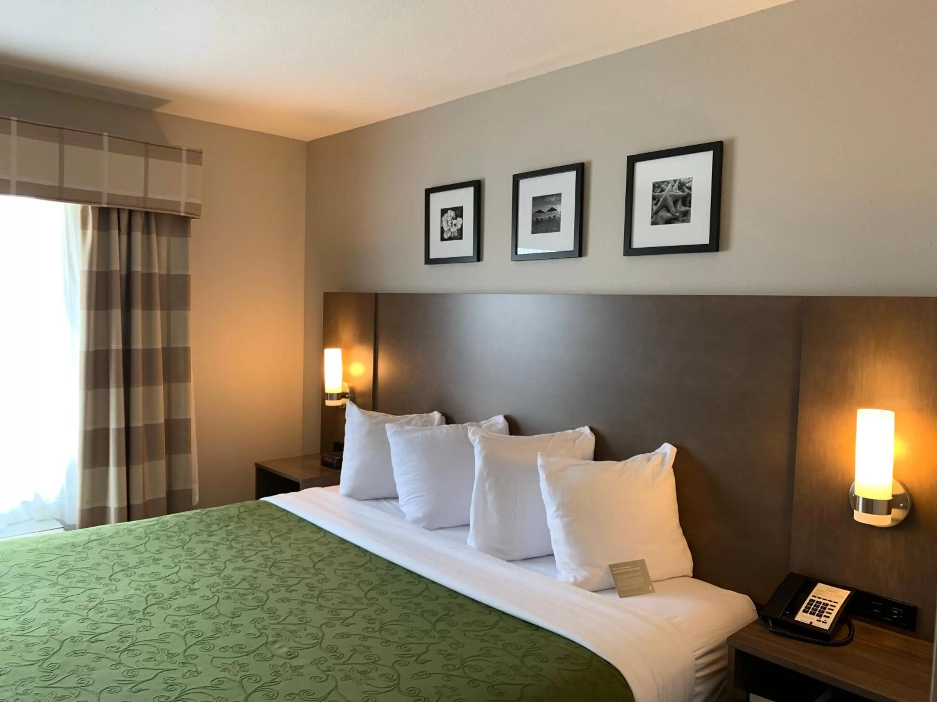 Bed in Country Inn & Suites by Radisson Kenosha - Pleasant Prairie