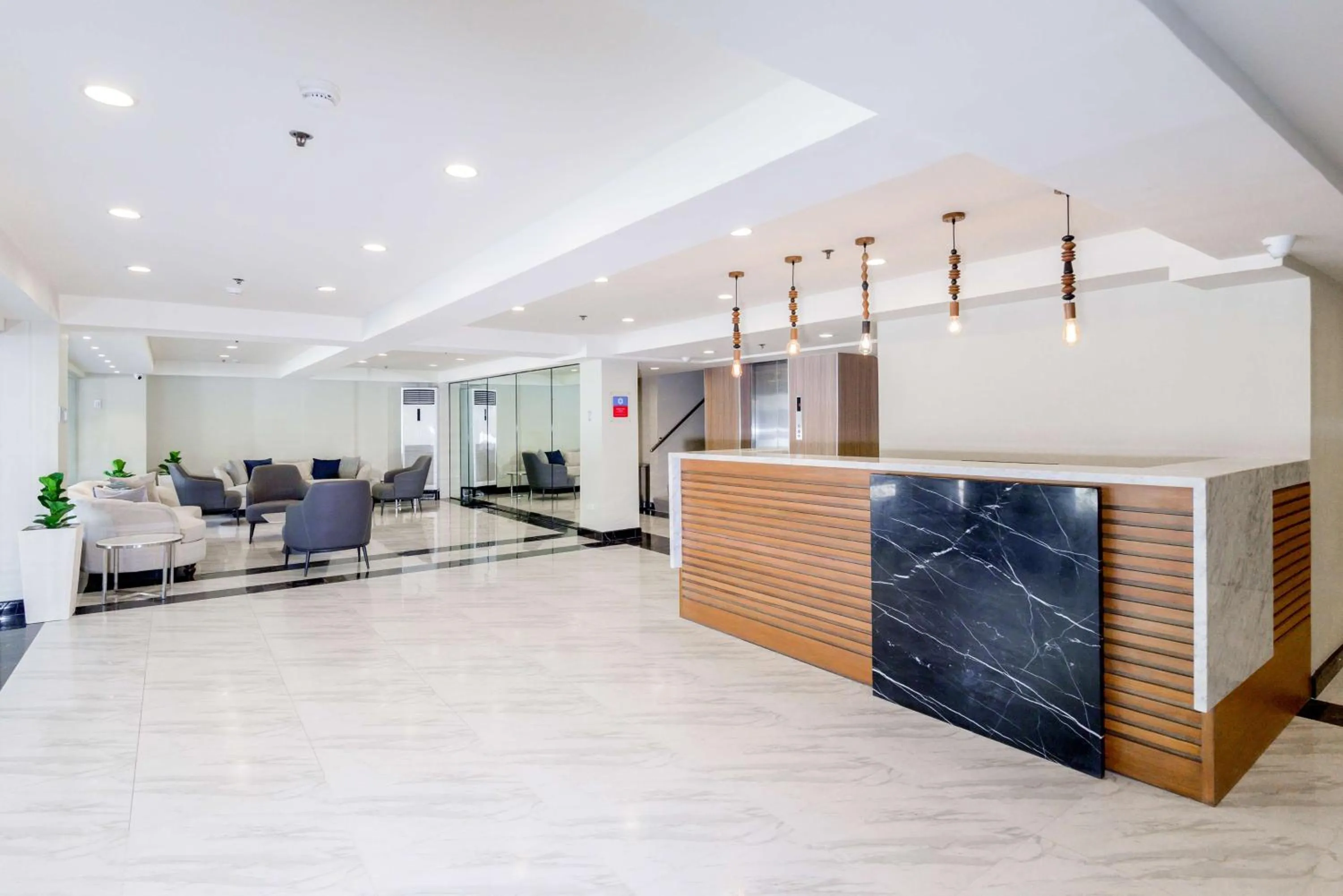 Lobby or reception in SureStay Plus by Best Western Cebu City