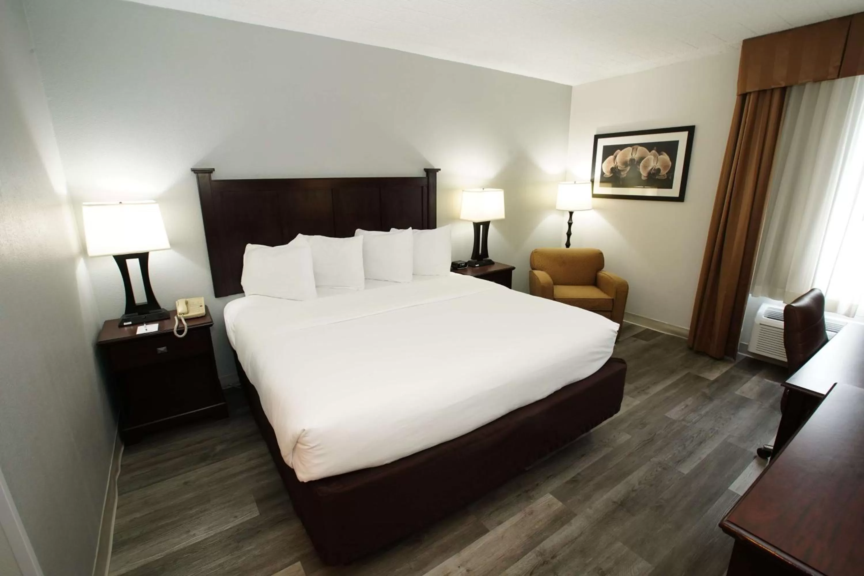 Bed in Best Western Paramus Hotel & Suites