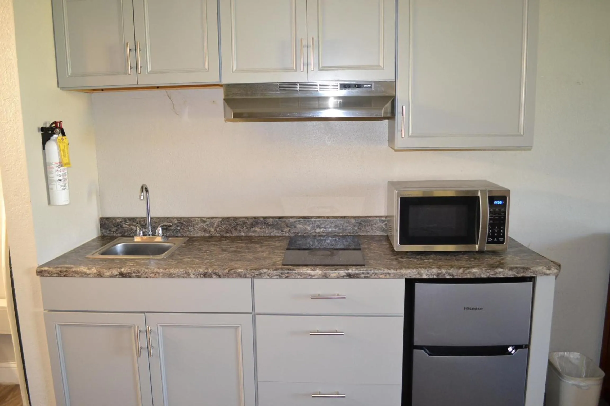 Kitchen/Kitchenette in Econo Lodge and Suites