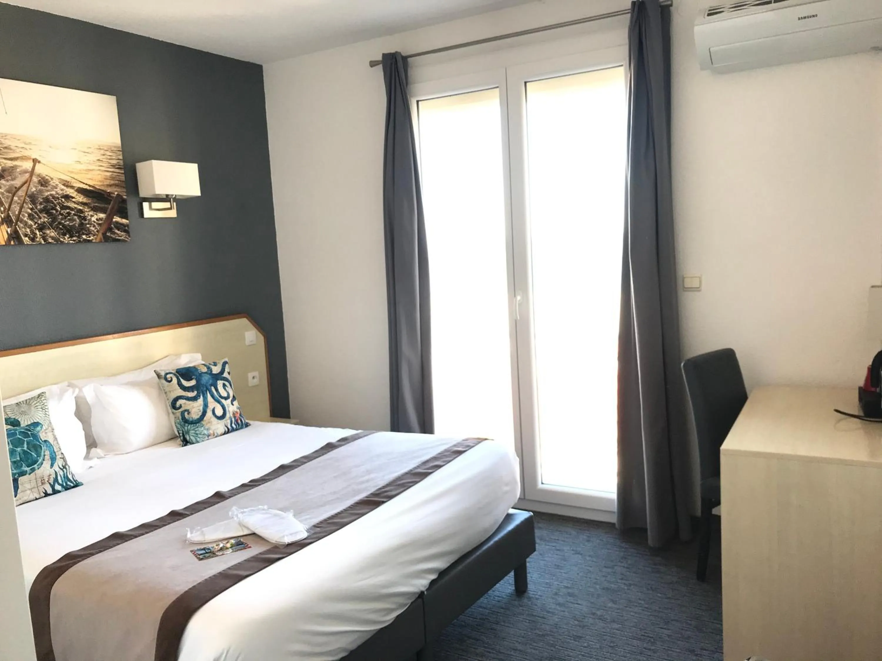 Bed in Le Regina Hôtel et restaurant Canet-plage