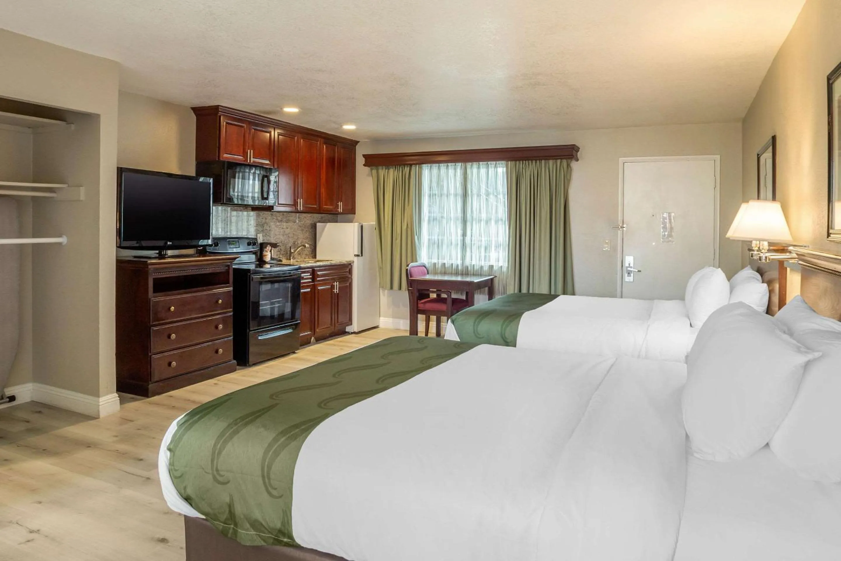 Photo of the whole room, Bed in Quality Inn & Suites El Cajon San Diego East