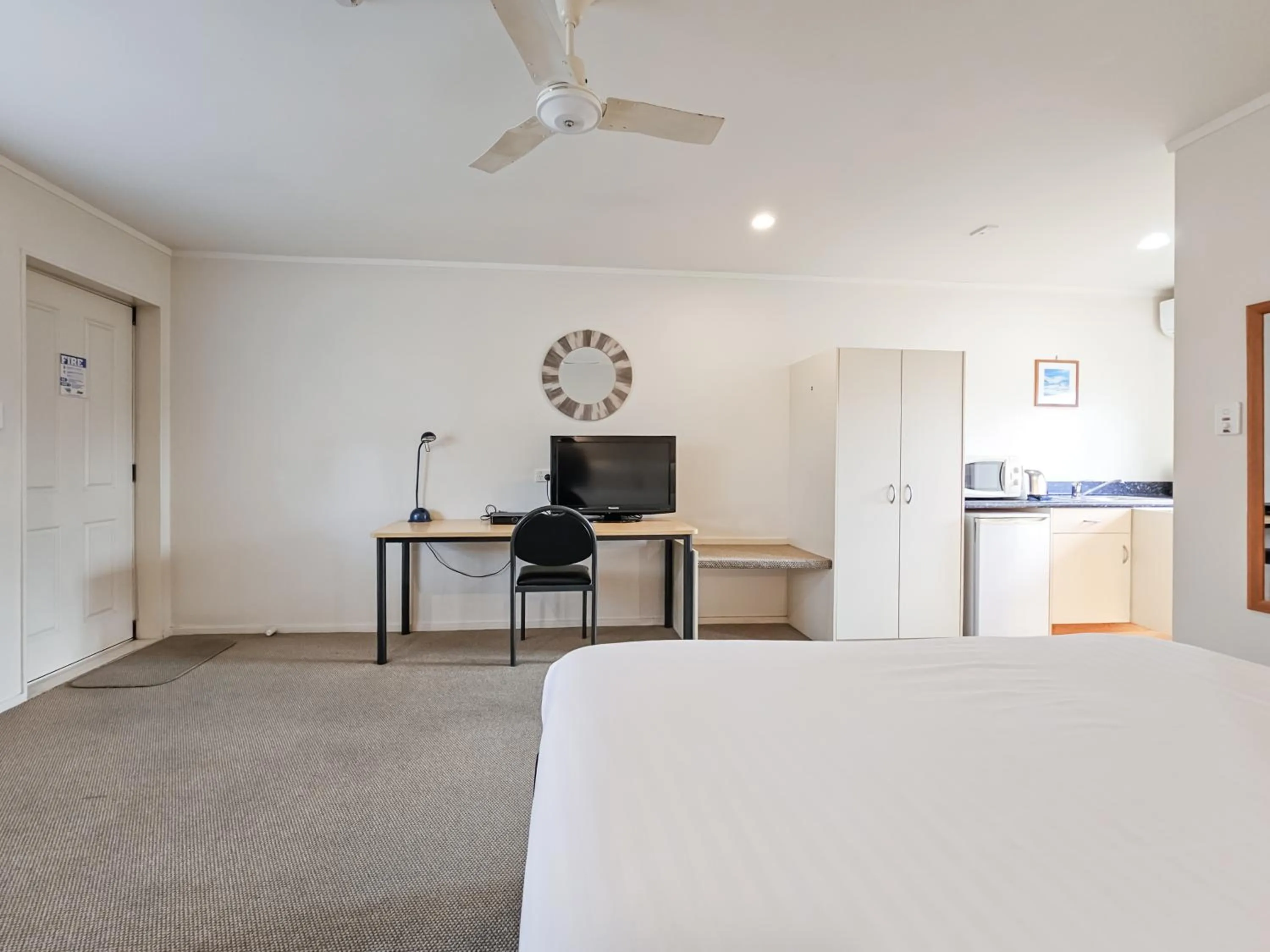 Bed in Captain Cook Motor Lodge