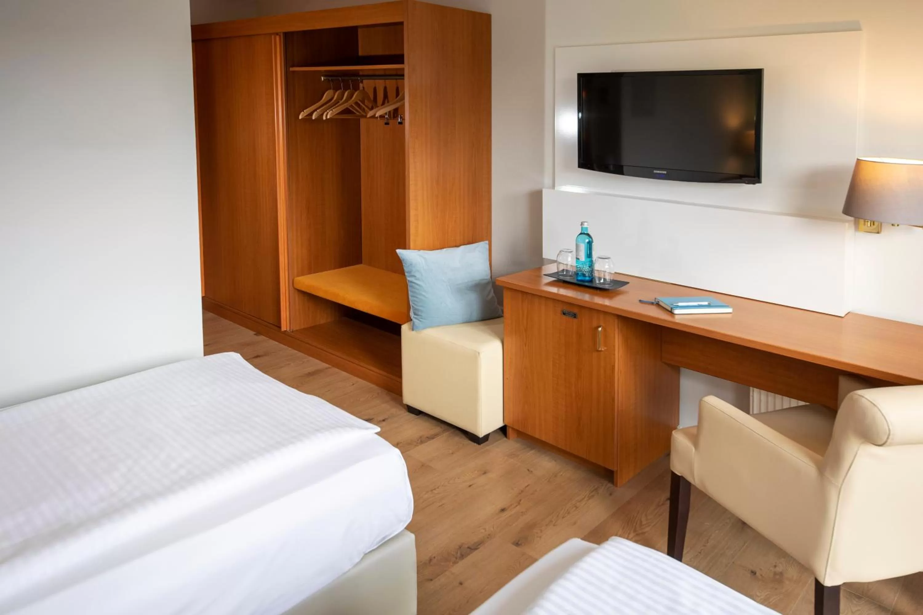 Photo of the whole room, Bed in ACHAT Hotel Frankfurt Maintal