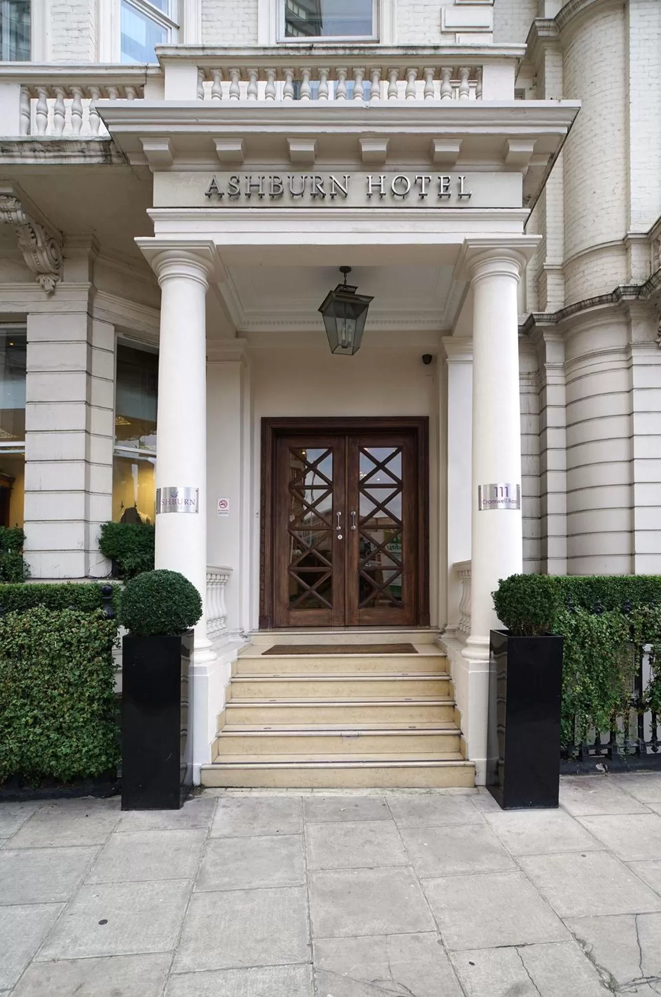 Facade/entrance in Ashburn Hotel