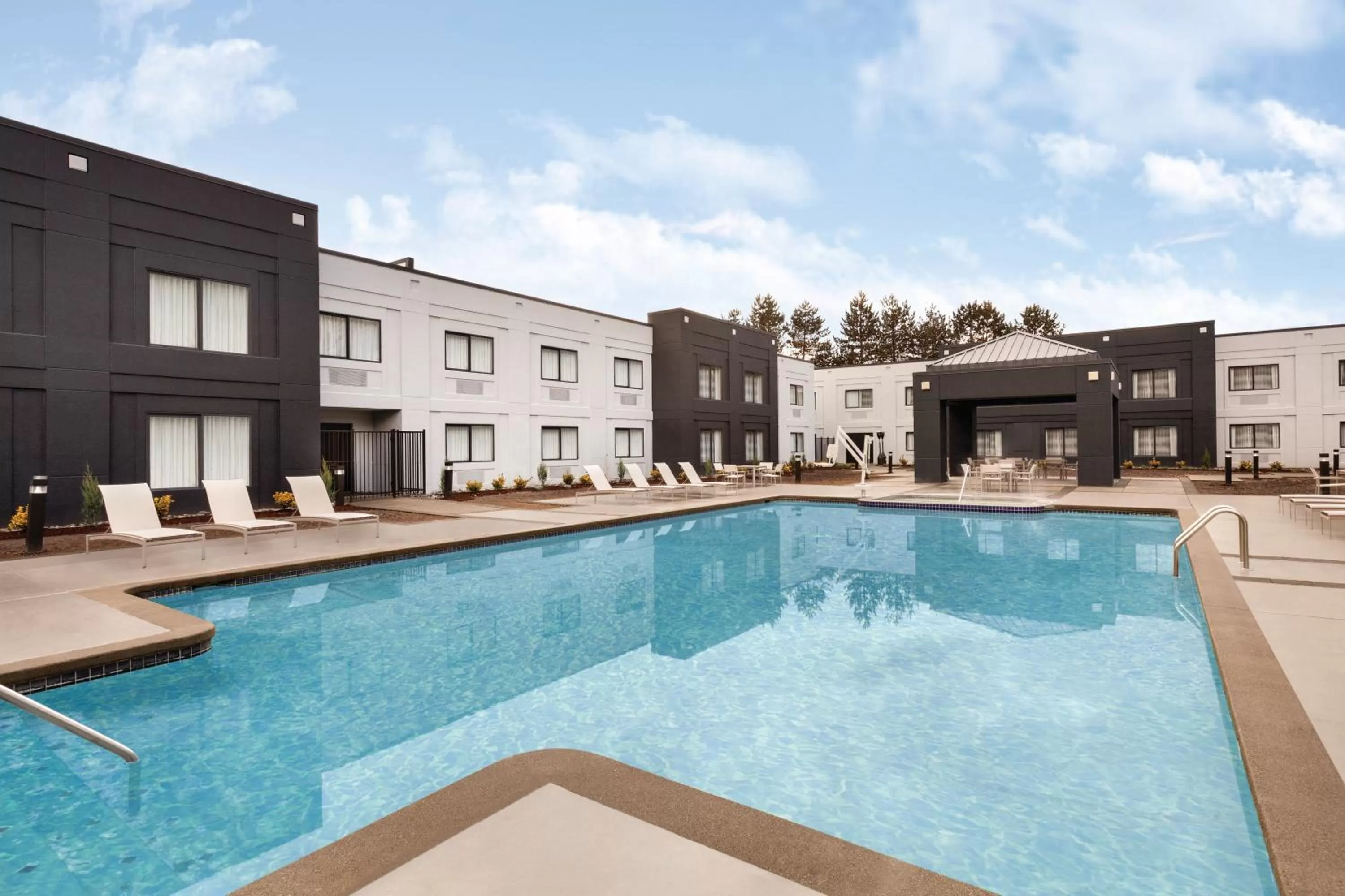 Swimming pool in Country Inn & Suites by Radisson, Seattle-Bothell, WA