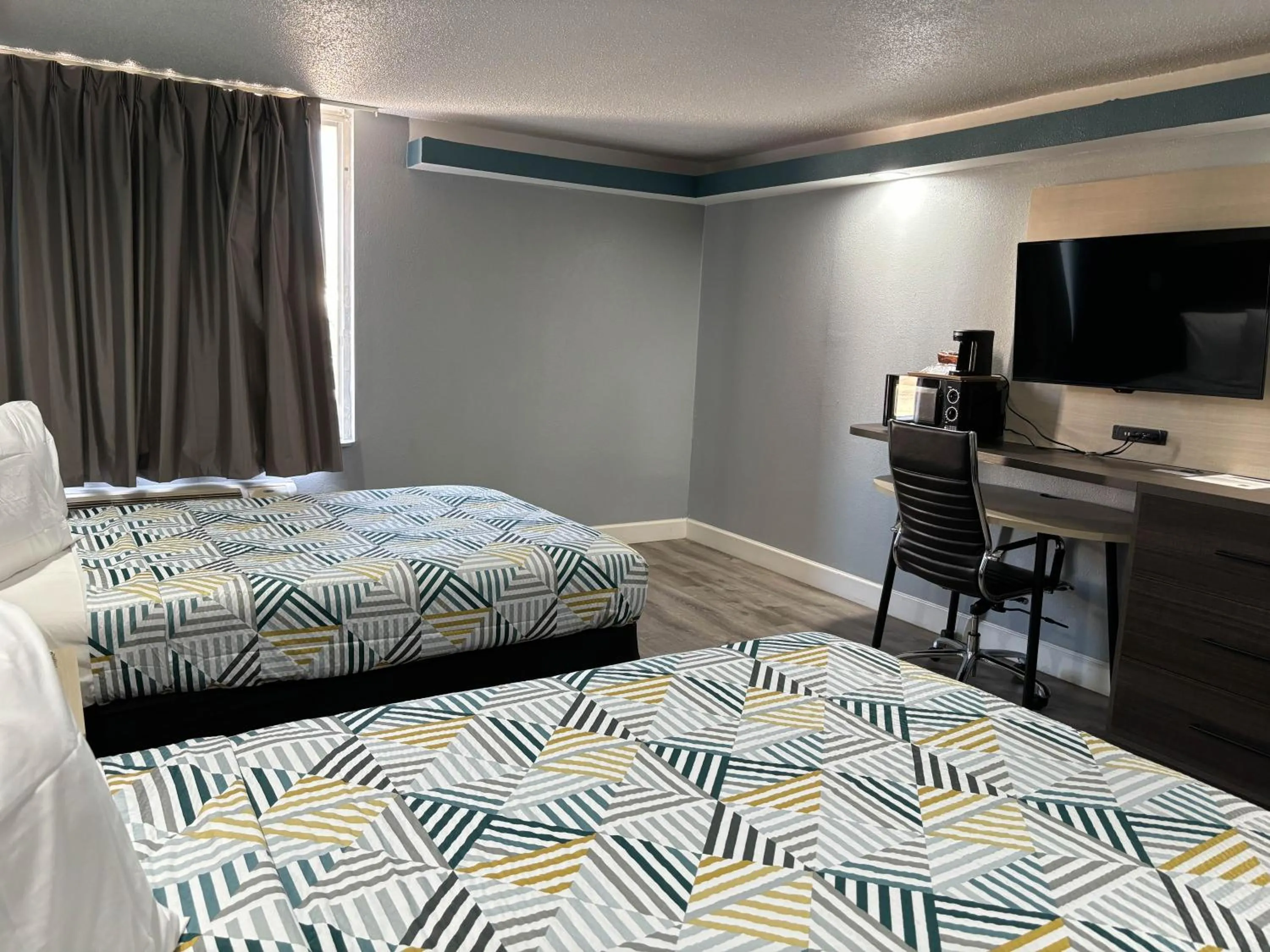 Bedroom, Bed in Studio 6 Suites Memphis, TN East Memphis