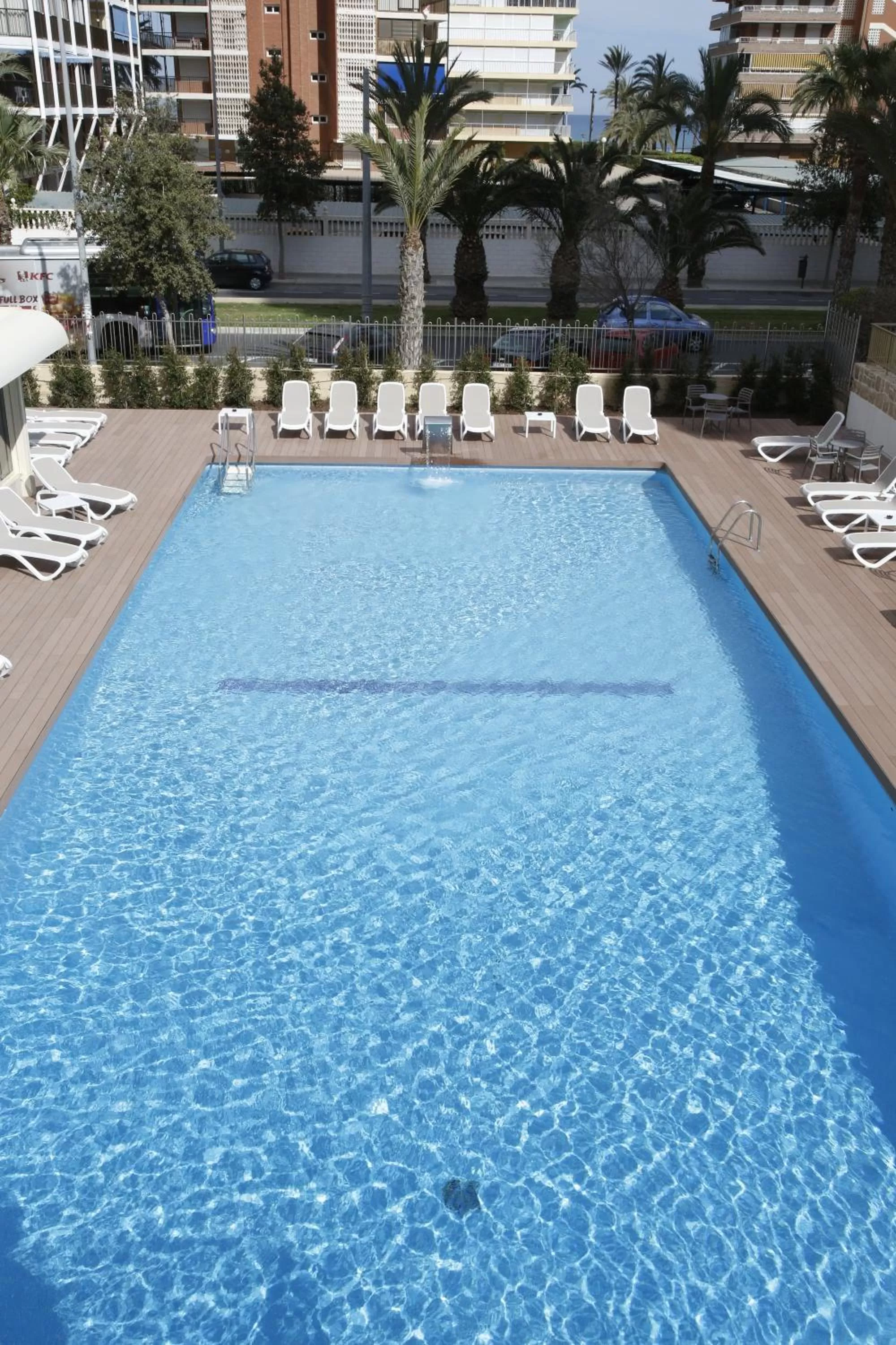 Swimming pool in Hotel Castilla Alicante