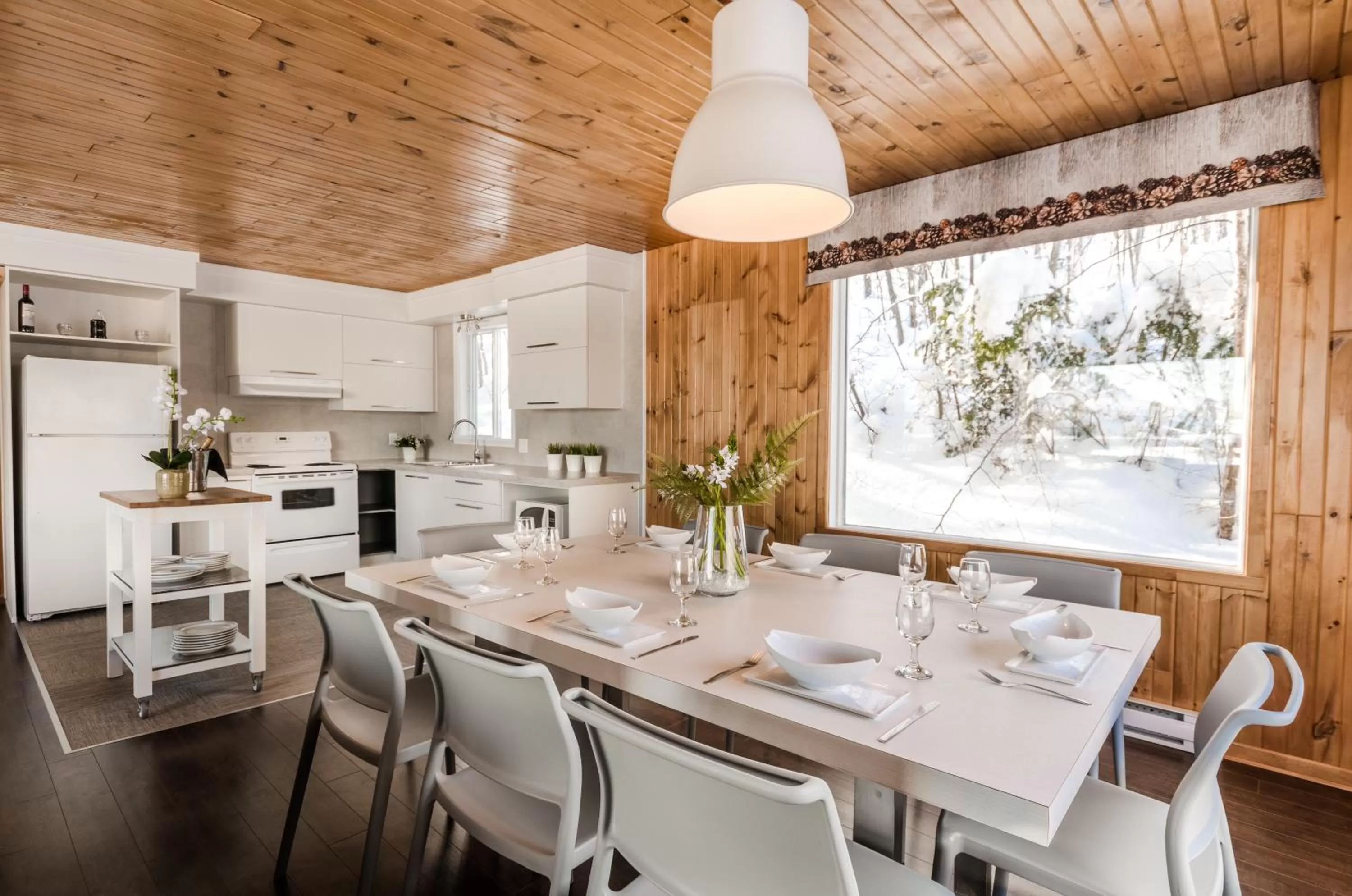 Kitchen or kitchenette in Auberge du Lac-à-l'Eau-Claire