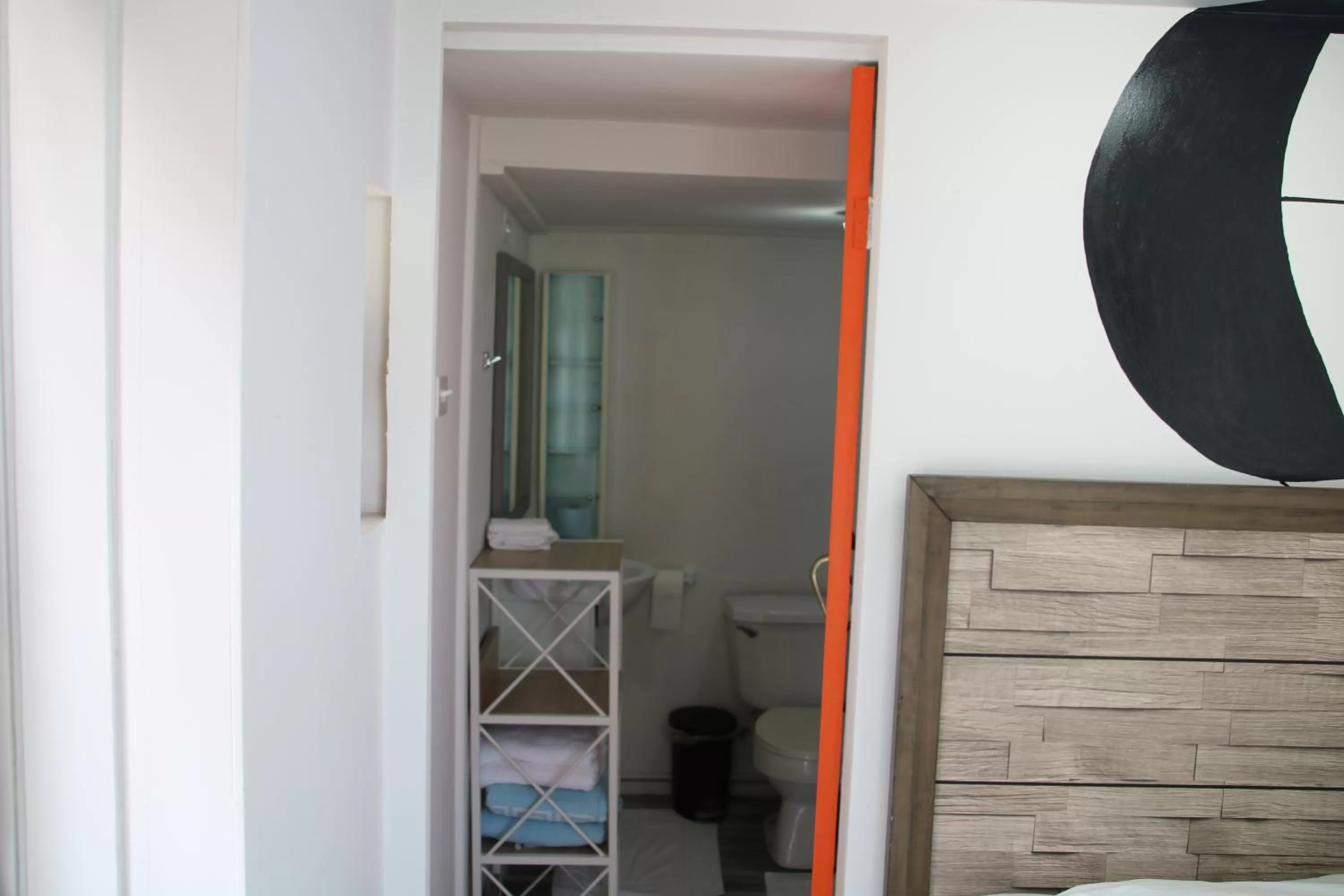 Bathroom, Bed in Coral Reef Beach