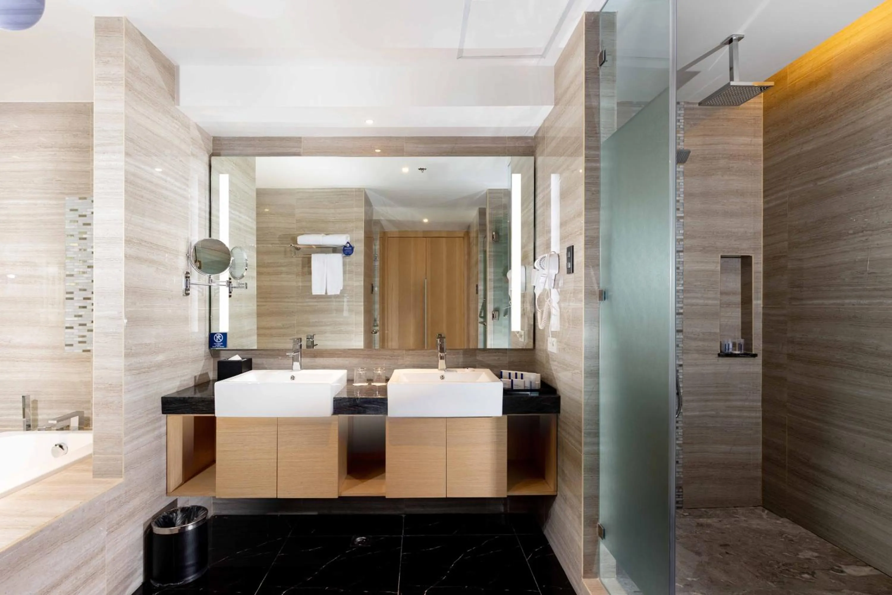 Bathroom in Best Western Plus Metro Clark