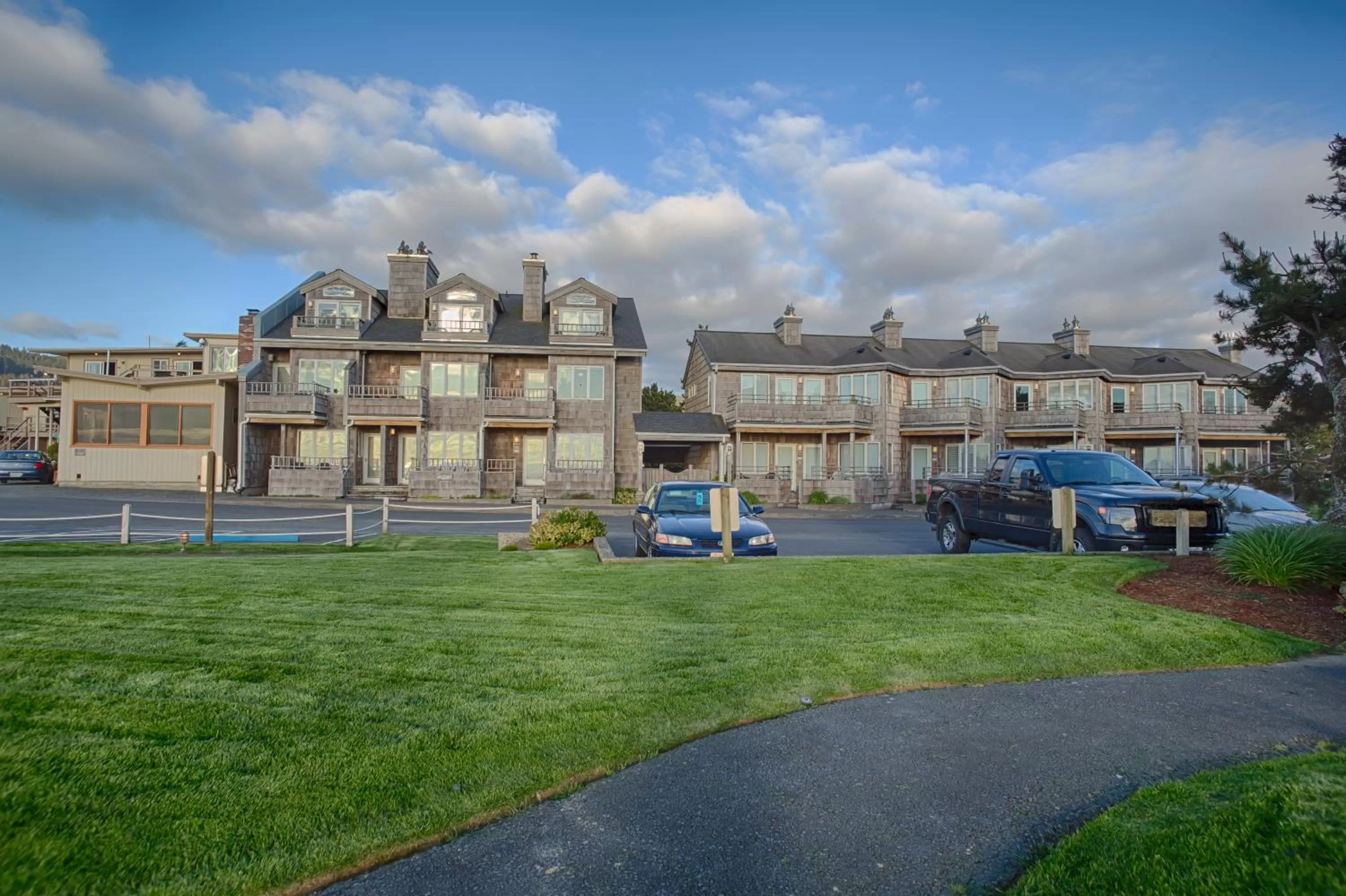 Facade/entrance, Property Building in The Waves