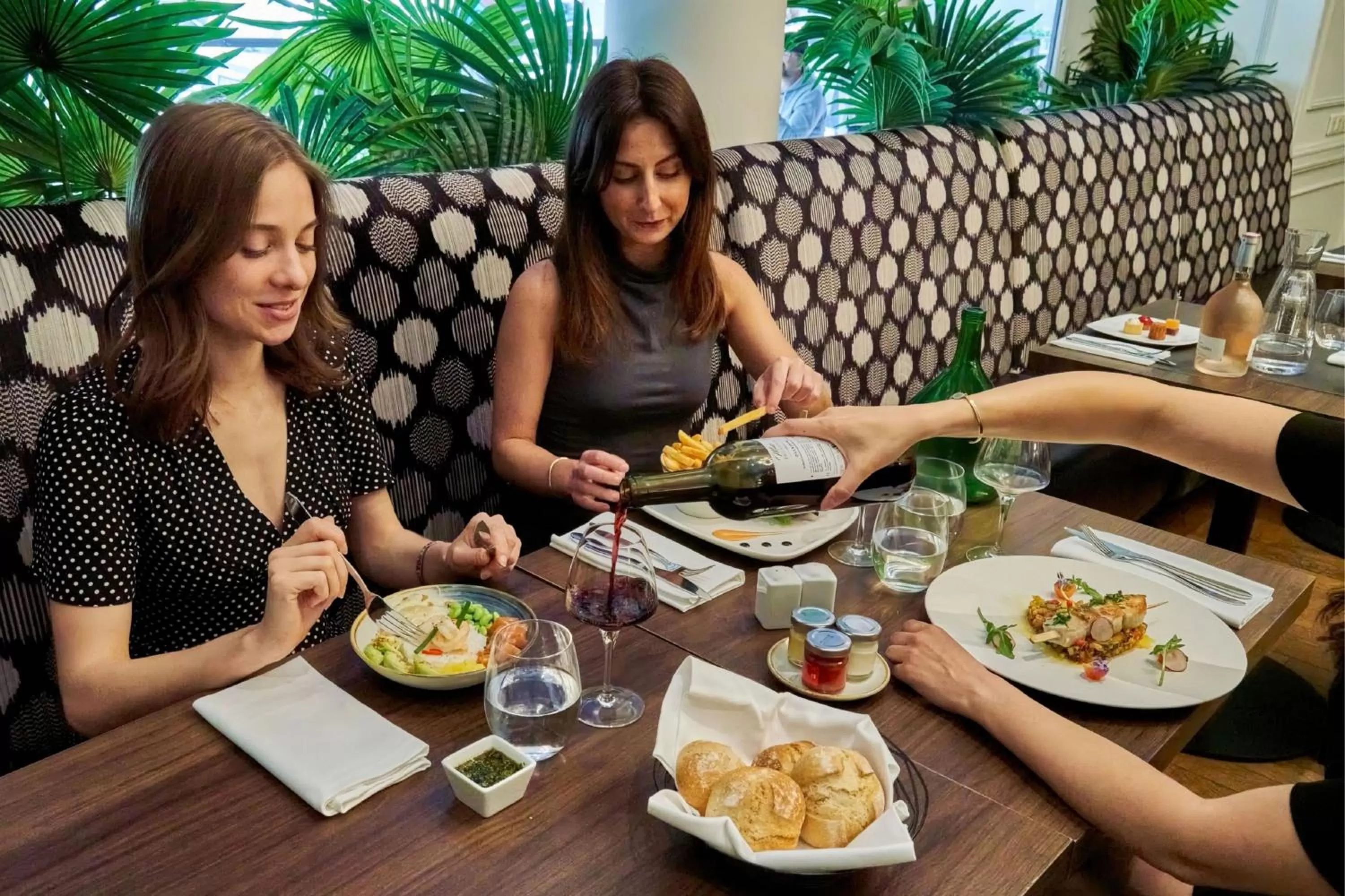 Restaurant/places to eat in Paris Marriott Opera Ambassador Hotel