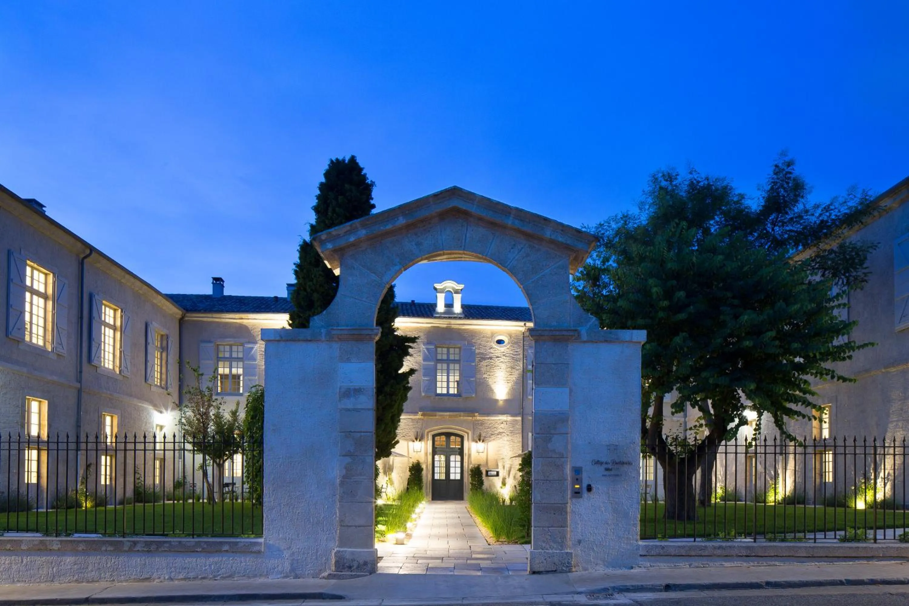 Property building in College des Doctrinaires, Hôtel, Résidence et SPA