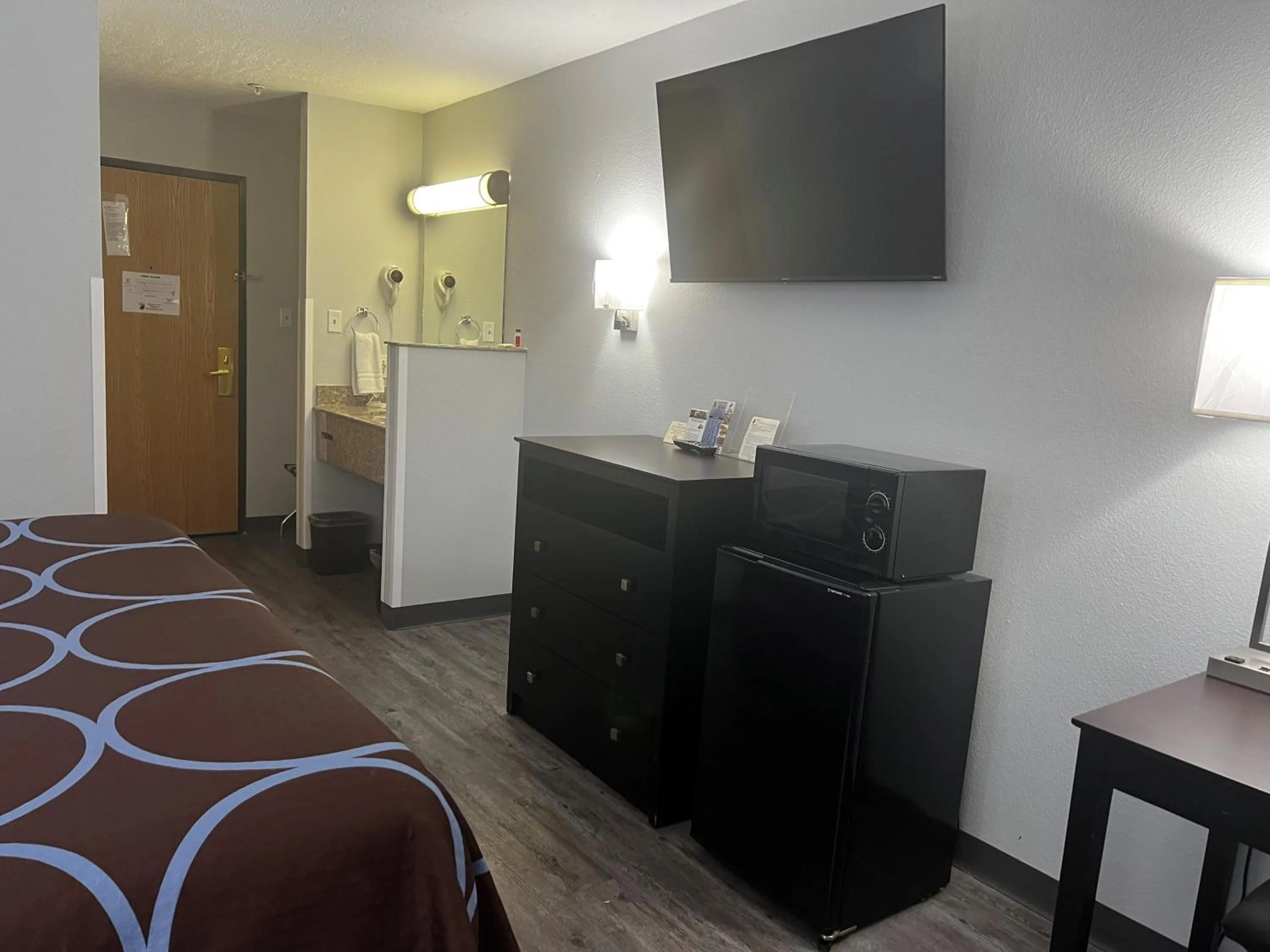 Photo of the whole room, Bed in Super 8 by Wyndham Cleveland TX