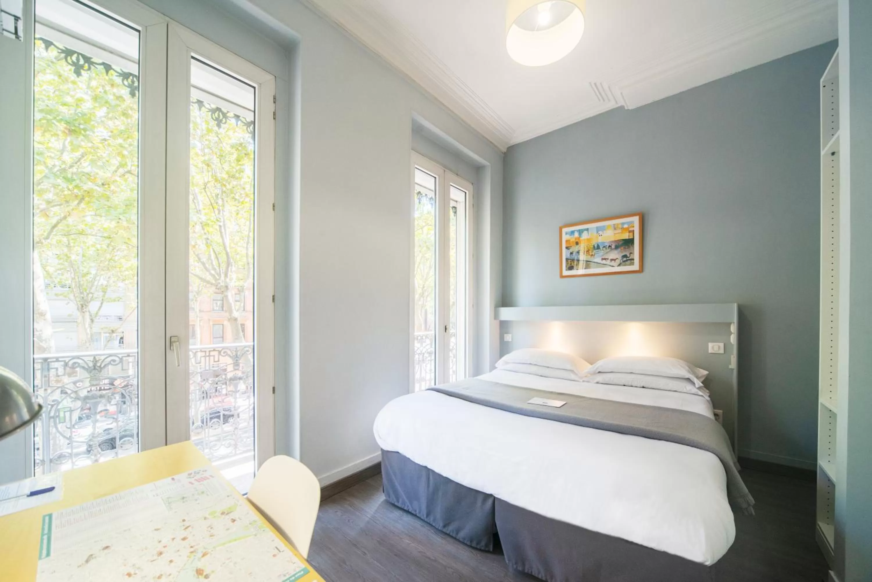 Photo of the whole room, Bed in Residence Metropole Toulouse