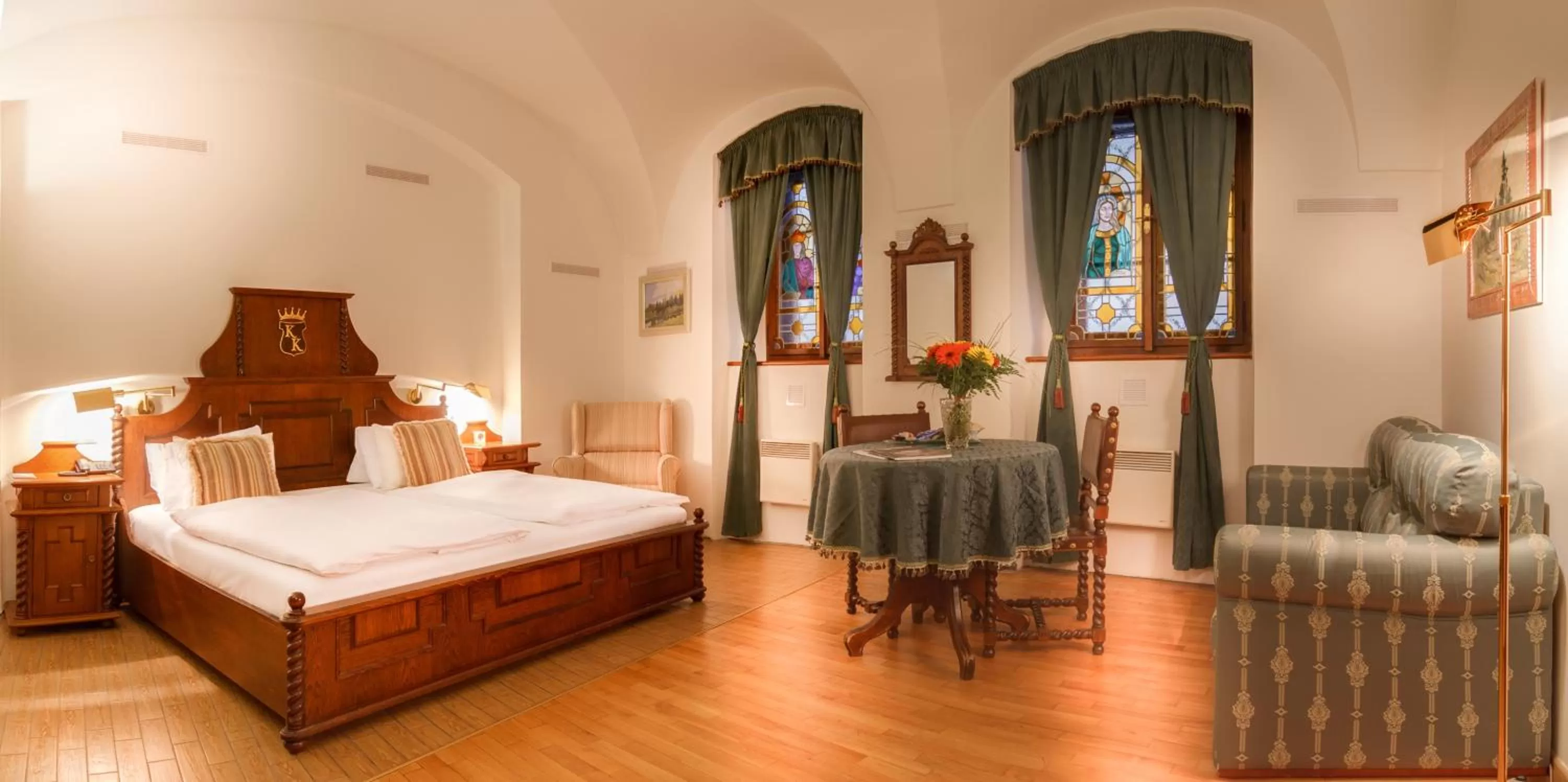 Photo of the whole room, Bed in The King Charles