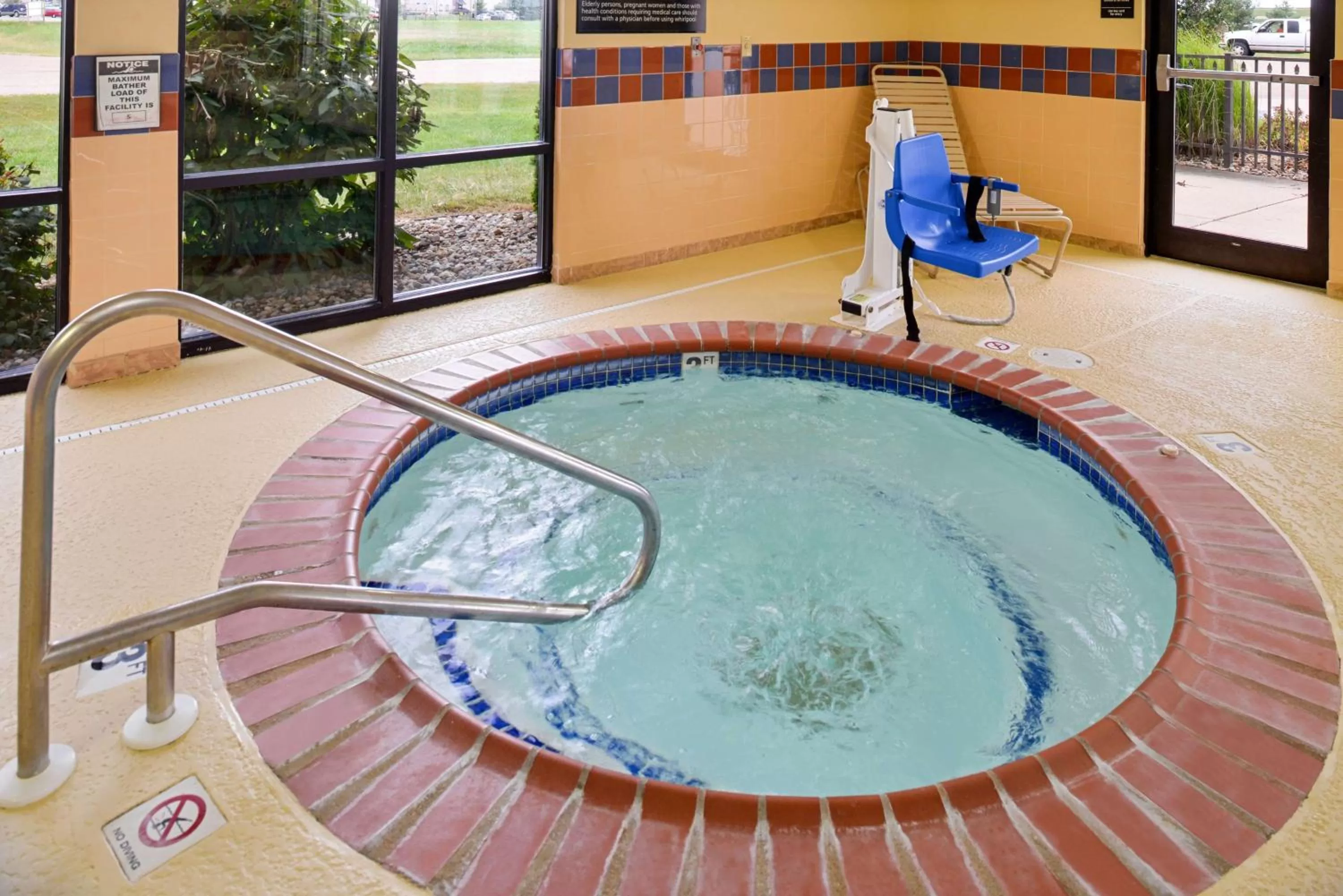 Pool view in Hampton Inn by Hilton Litchfield