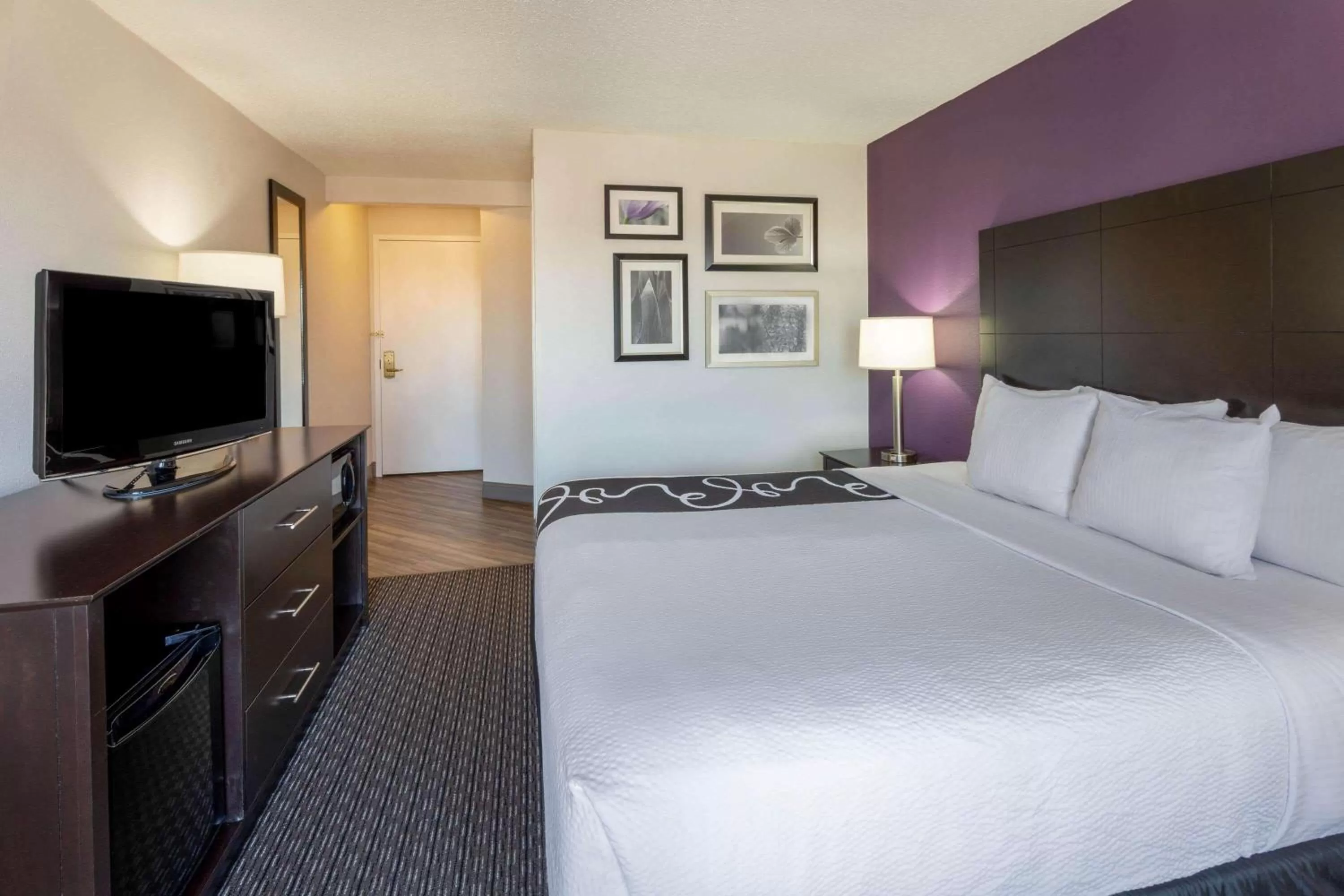 Photo of the whole room, Bed in La Quinta by Wyndham Minneapolis Bloomington W - FREE AIRPORT SHUTTLE