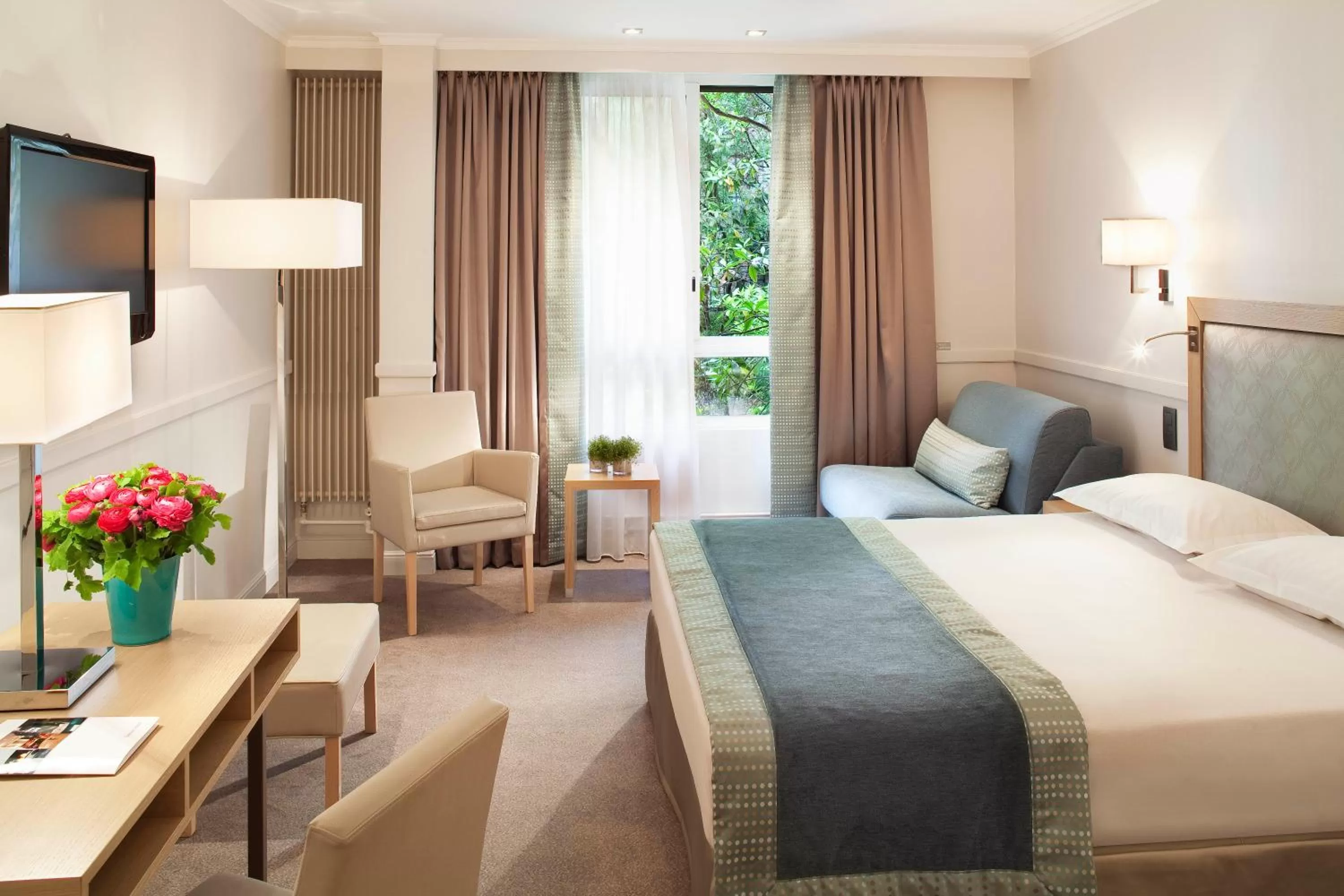 Photo of the whole room, Bed in Floride-Etoile