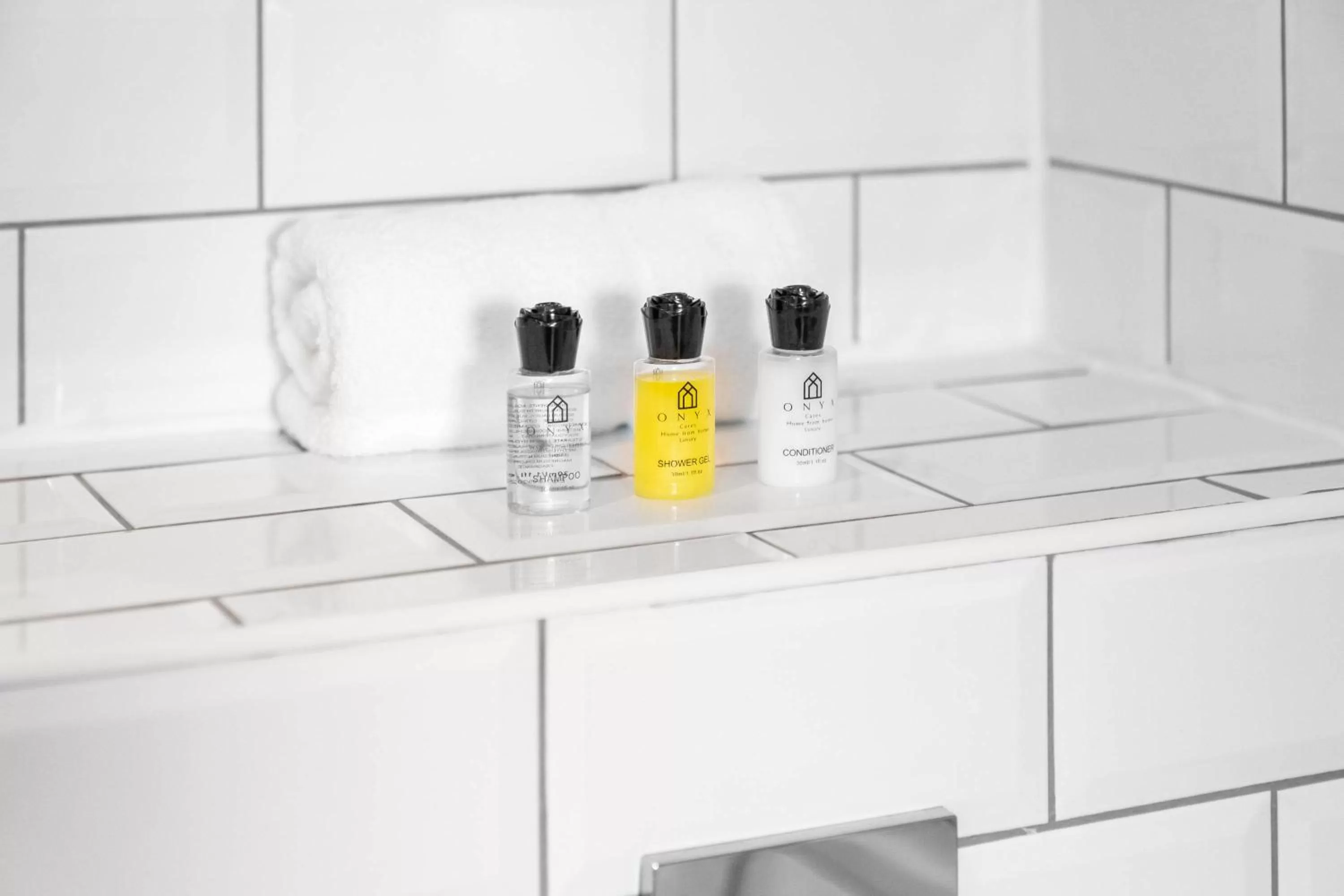 Bathroom, Kitchen/Kitchenette in Onyx O2 Arena Brindley Place Broad Street Large Spacious Apartment