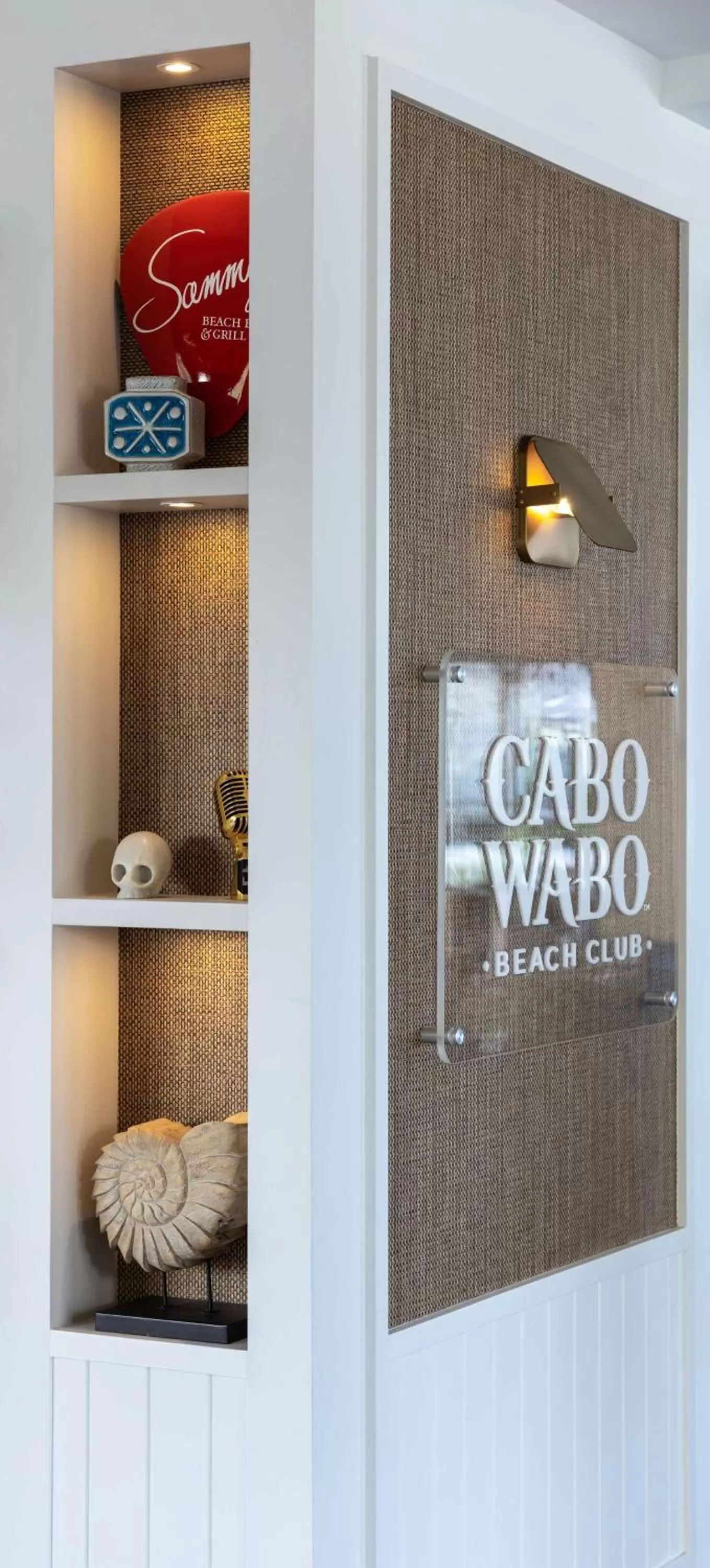 Restaurant/places to eat in The Waterfront Beach Resort, A Hilton Hotel