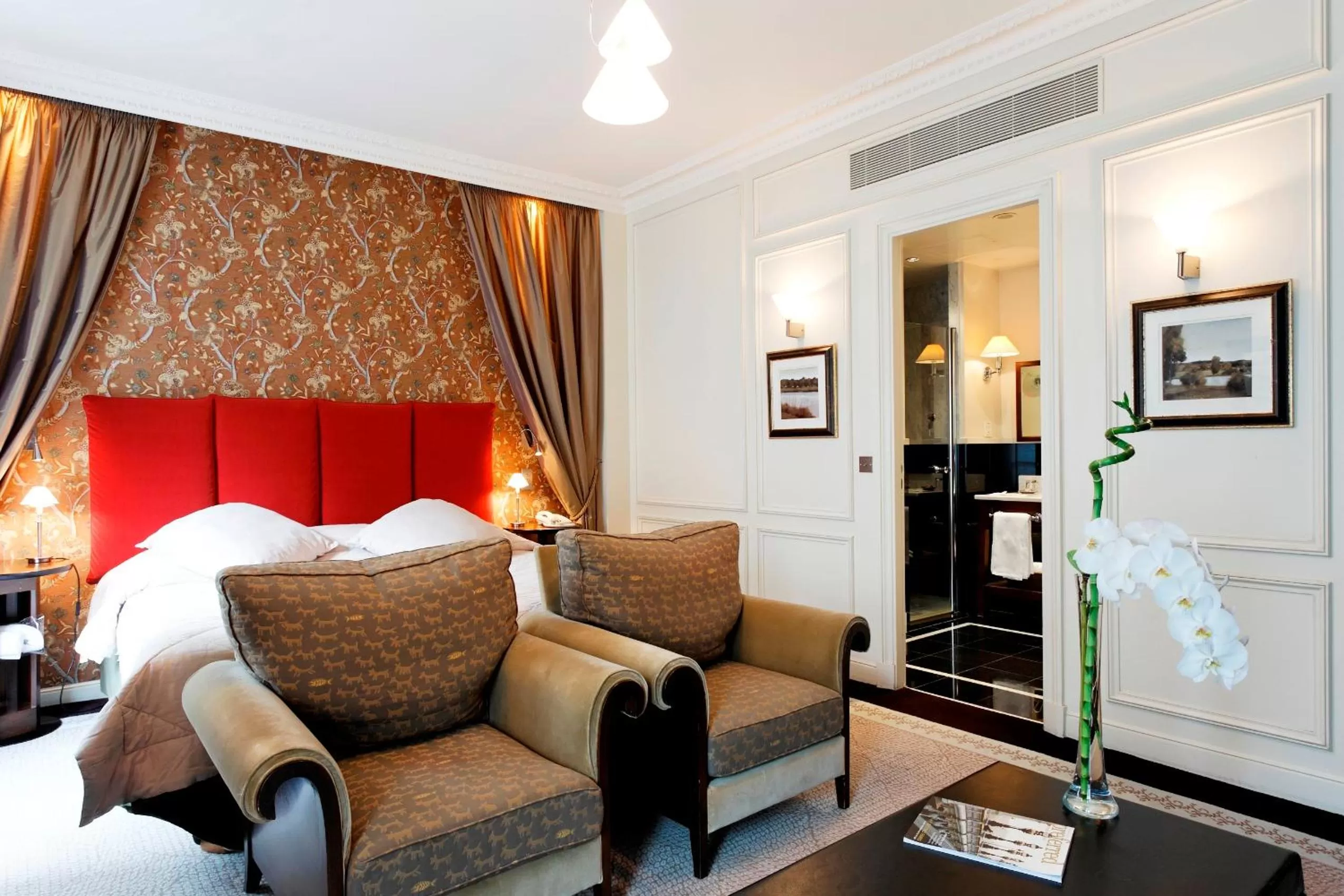 Photo of the whole room, Bed in La Tremoille Paris