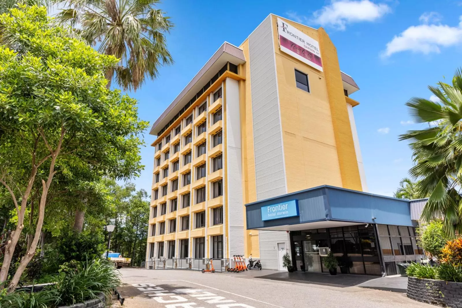 Facade/entrance in Frontier Hotel Darwin