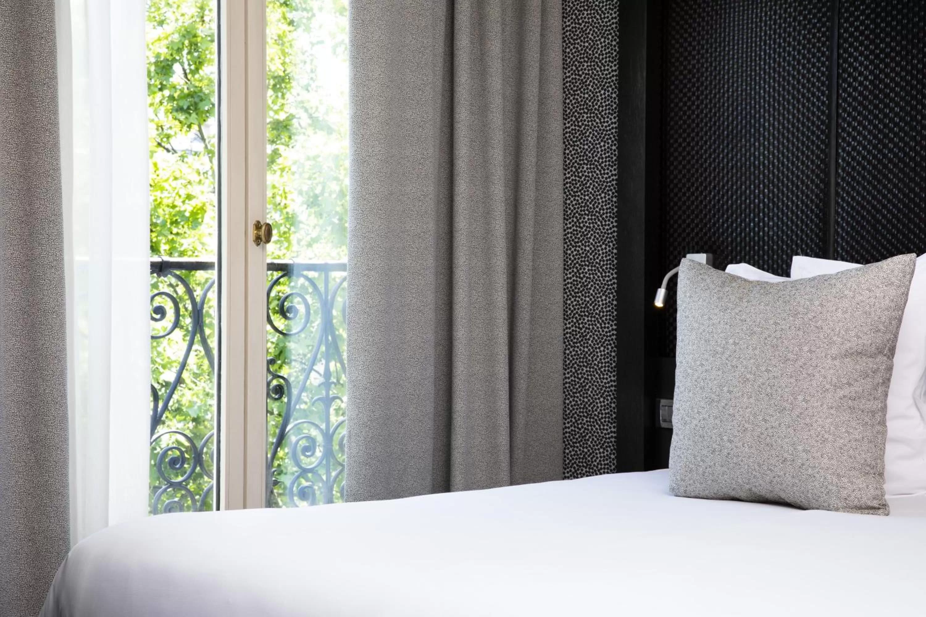 Bed in Hôtel Elysées Régencia