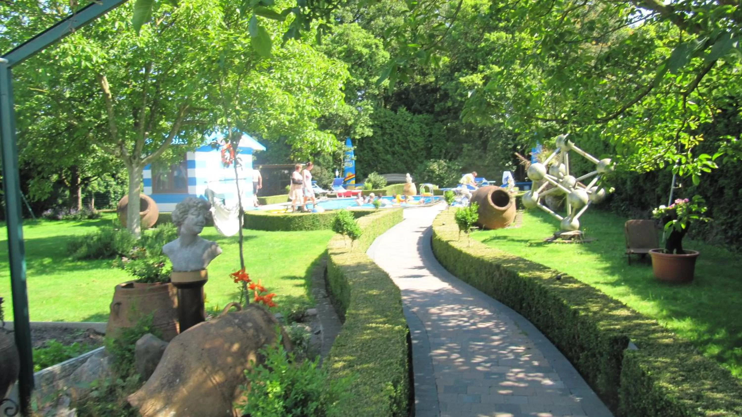 Garden in B&B Casa Roman & Vakantiewoning voor 1 pers tot max 32 personen