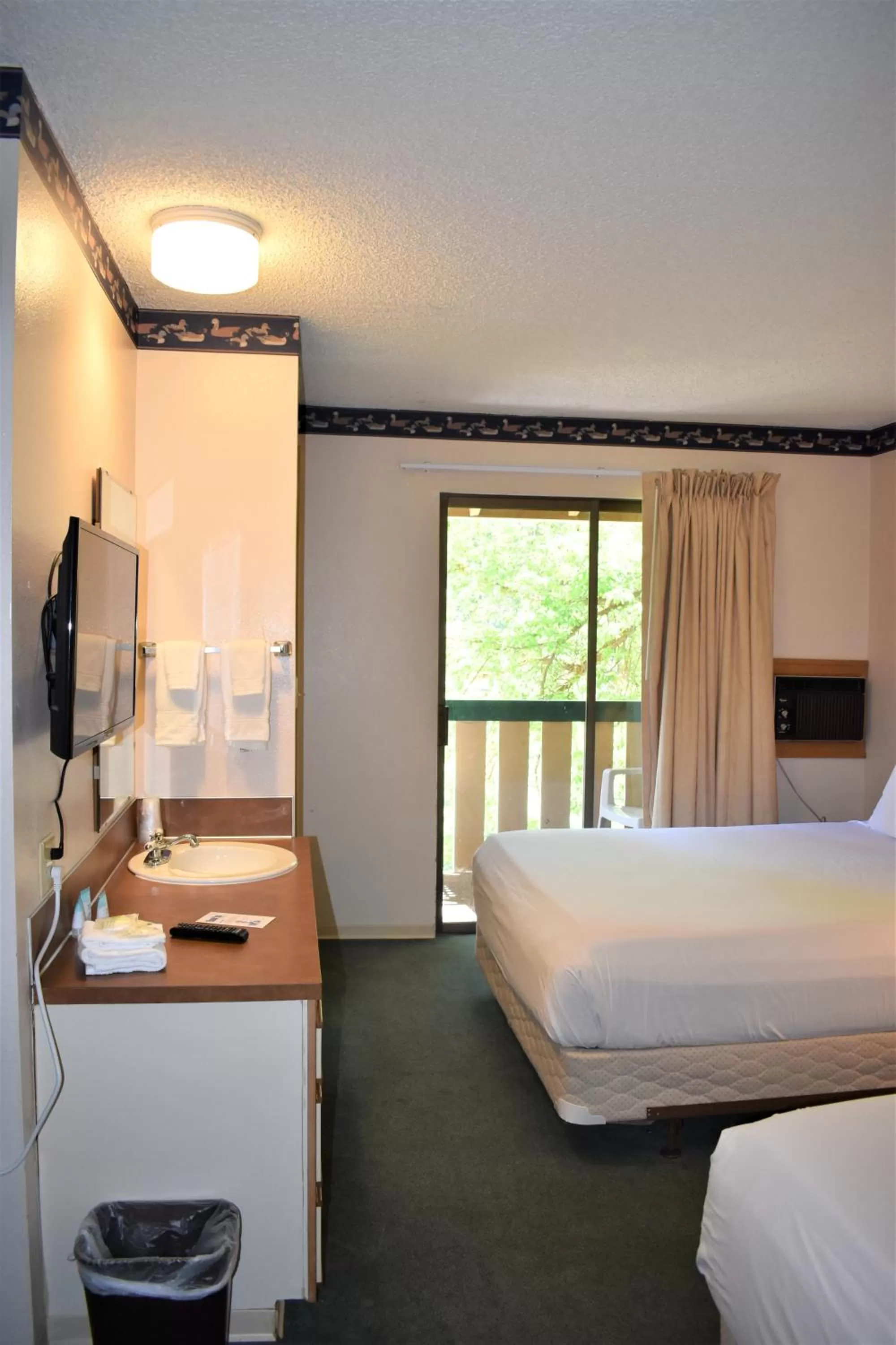 Photo of the whole room, Bed in Winthrop Inn