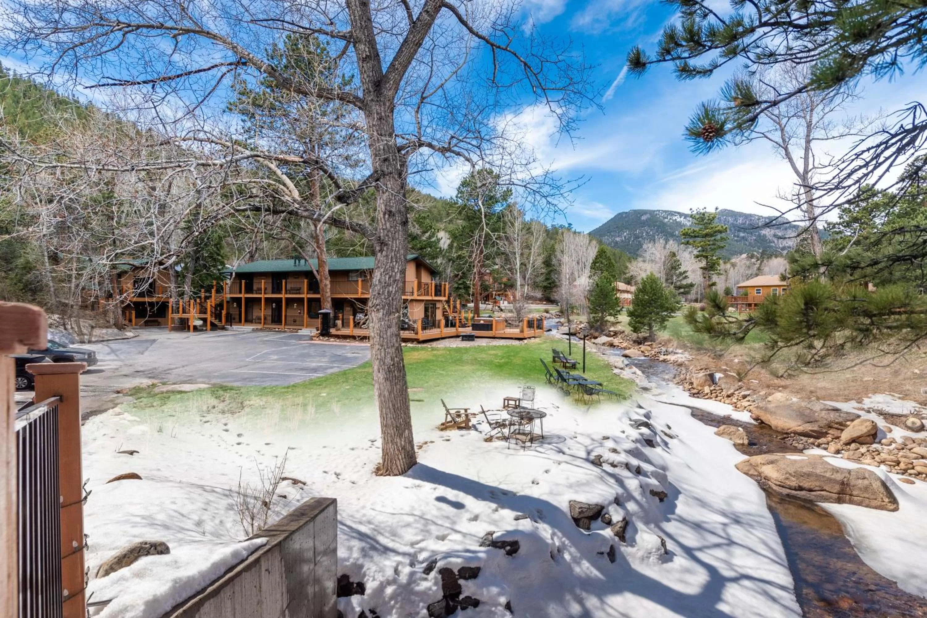 Property building in 4 Seasons Inn on Fall River