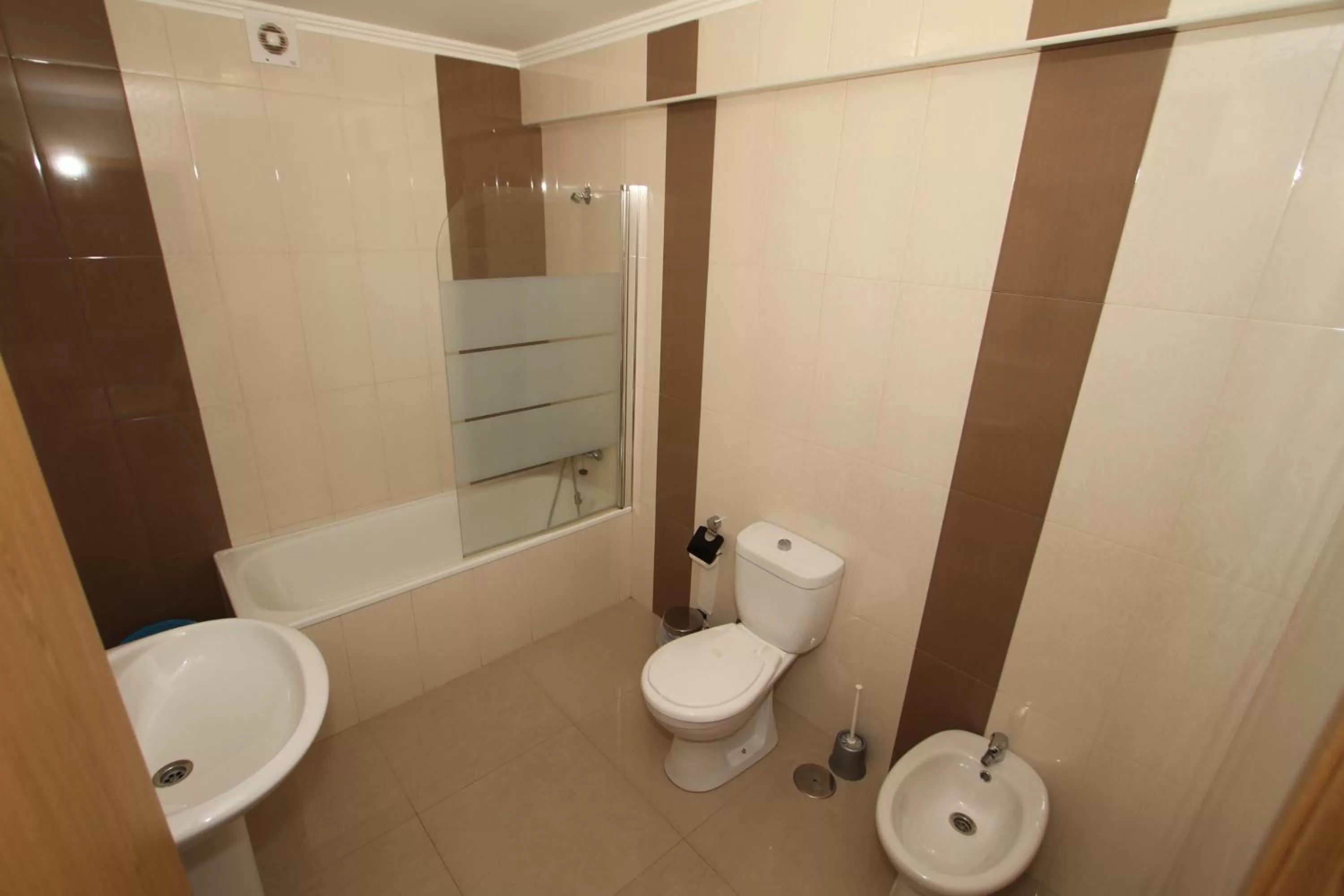 Bathroom in Costa & Isaias Apartamentos