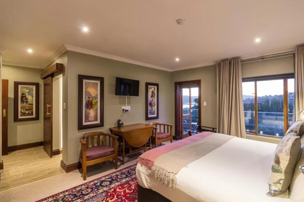 Photo of the whole room, Bed in Issaquena Heights Boutique Hotel