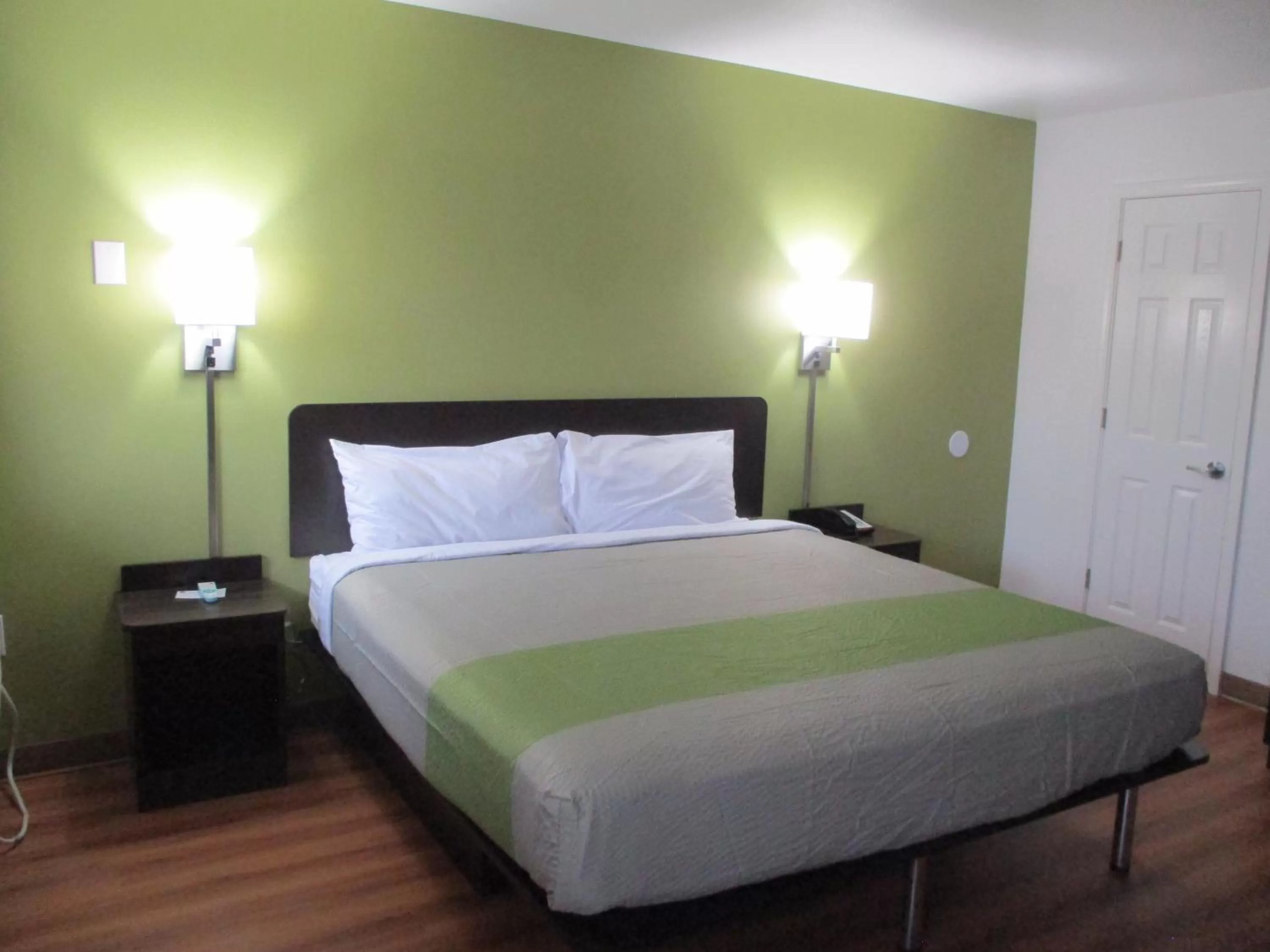 Photo of the whole room, Bed in Motel 6-North Olmsted, OH - Cleveland