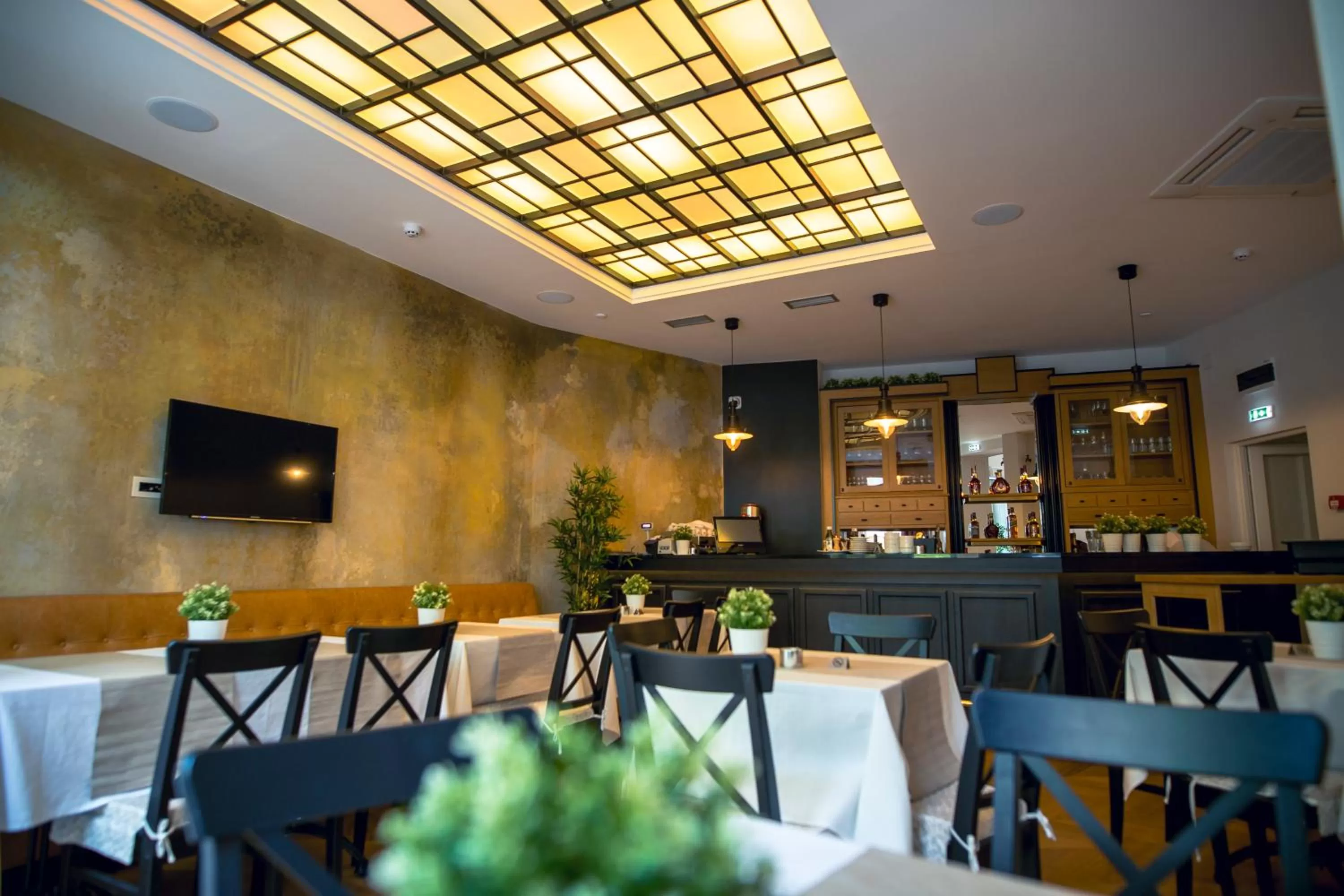 Restaurant/places to eat in Public House Hotel