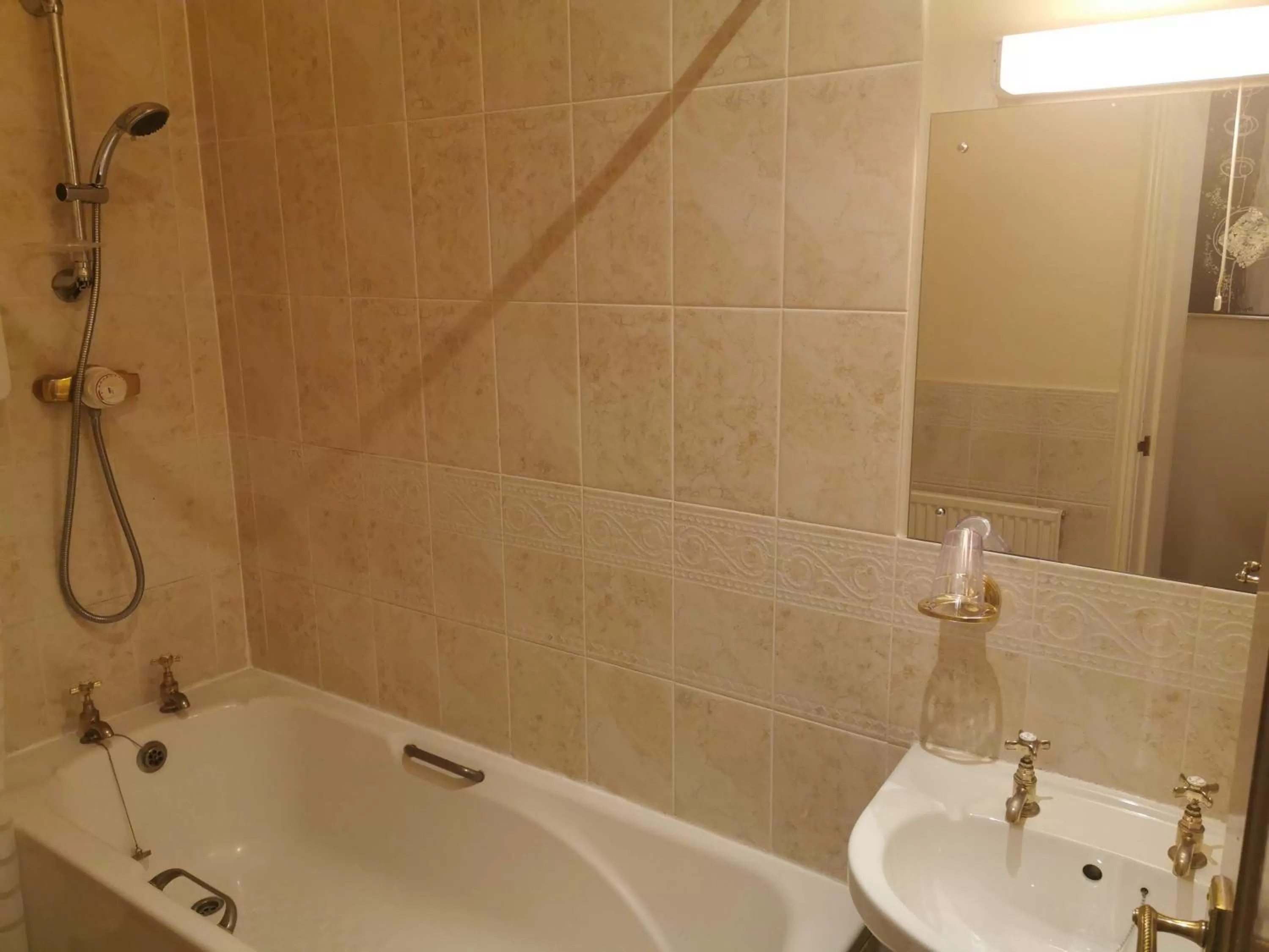 Bathroom in The Queens Hotel