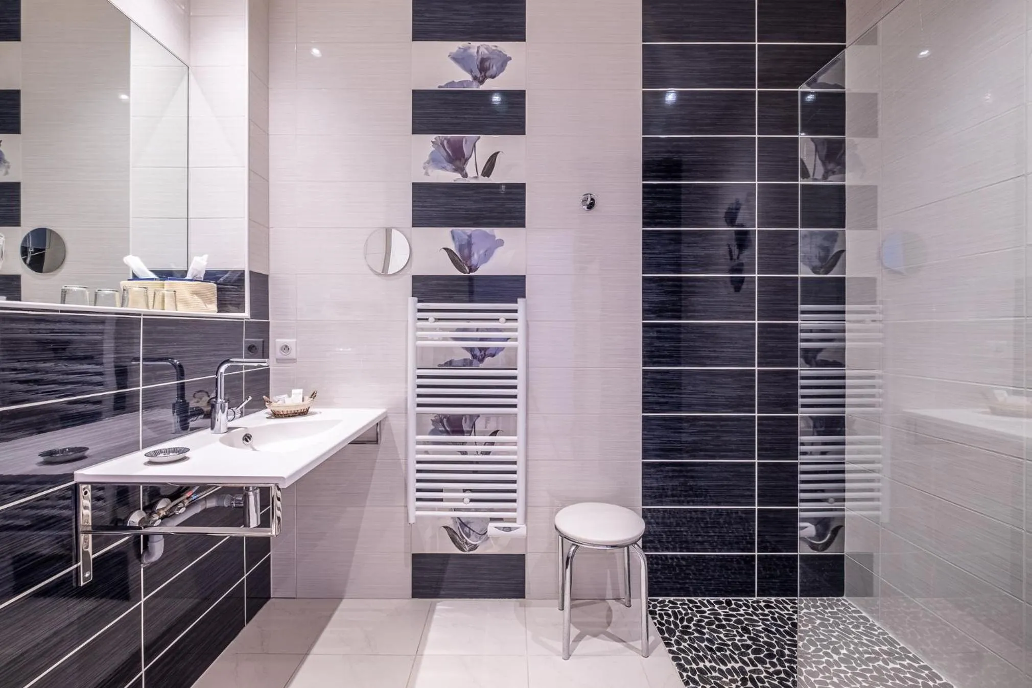 Bathroom in Domaine de l'Echassier, The Originals Relais