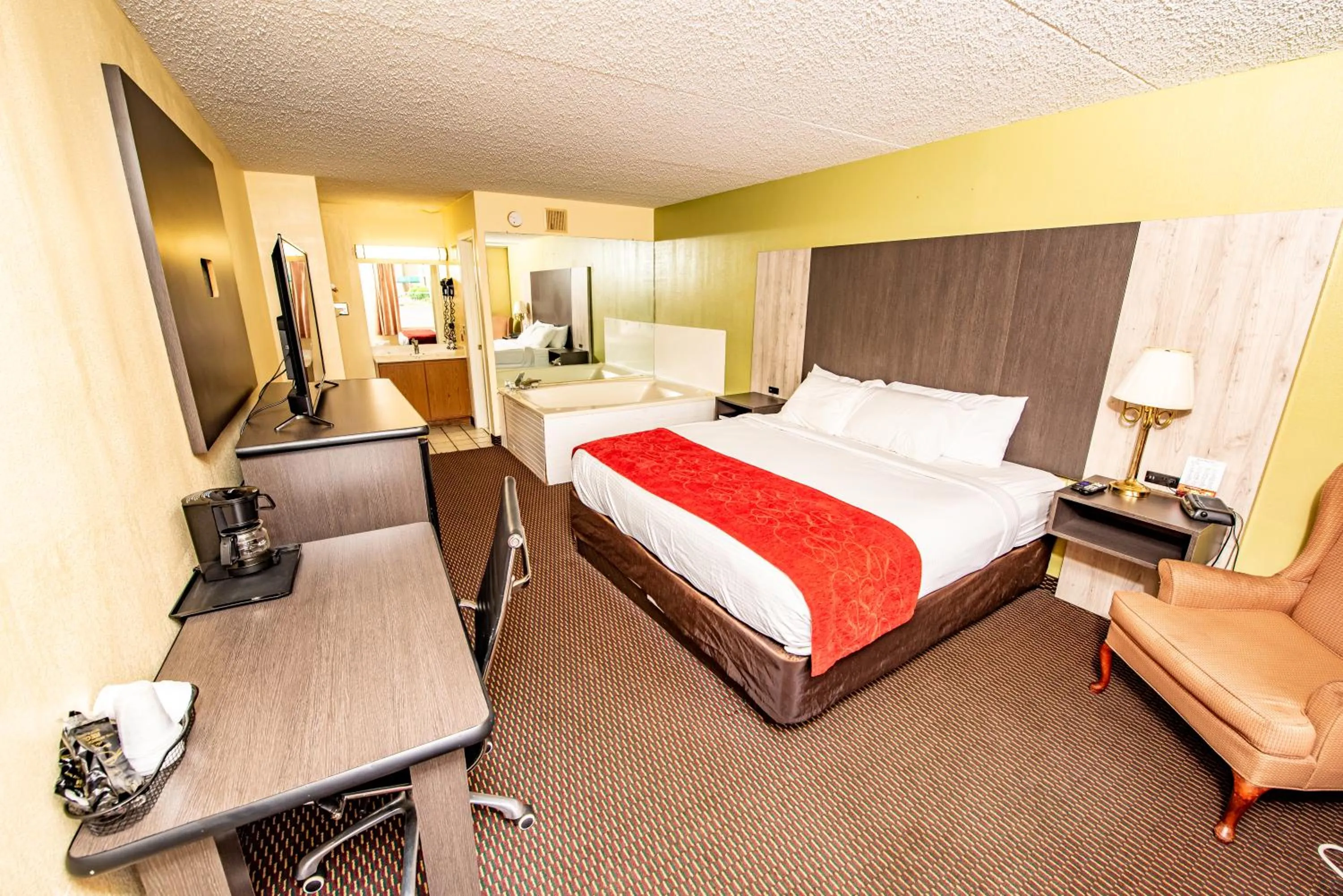 Pool view, Bed in River Place Inn