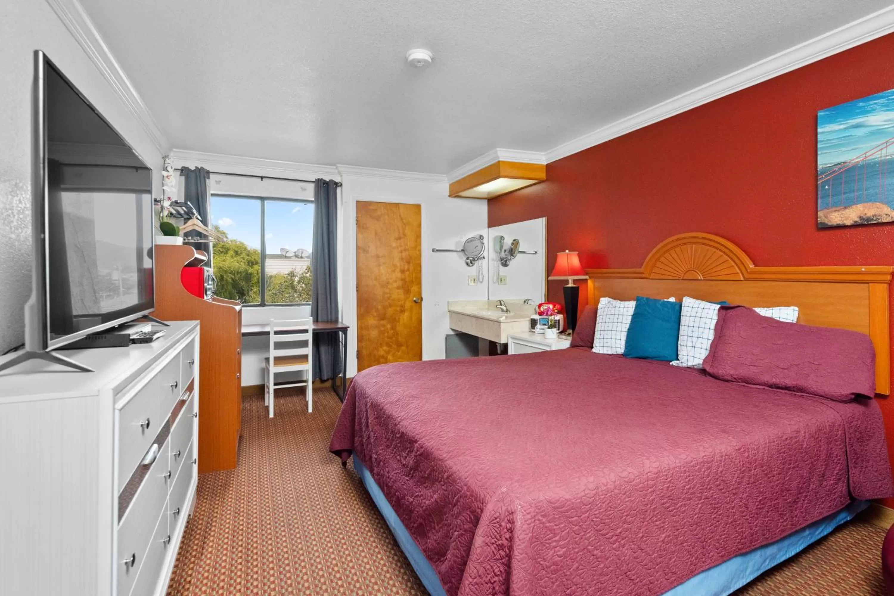 Photo of the whole room, Bed in Americana Inn Motel