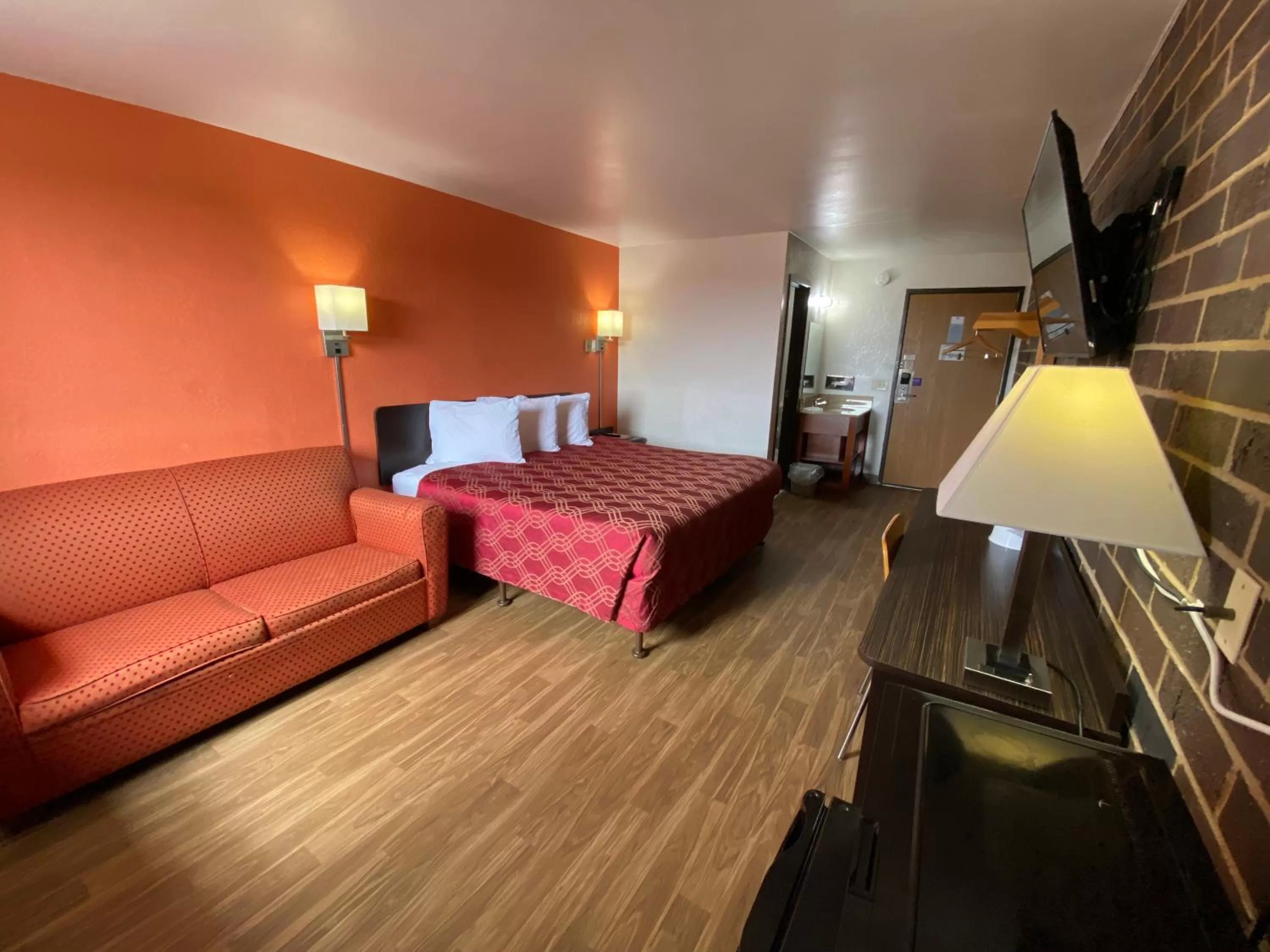 Bedroom, Bed in Reliance Inn