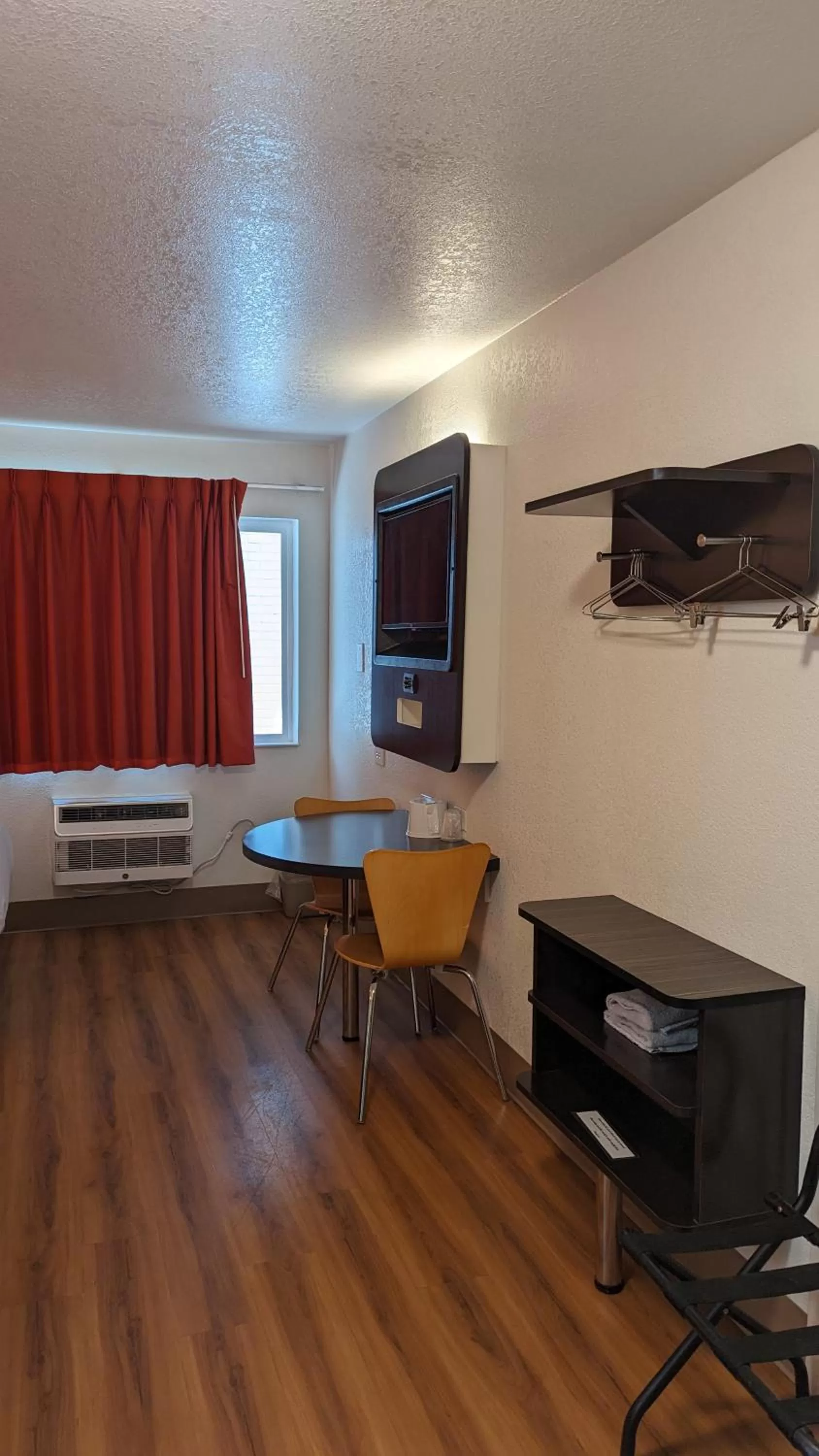 TV/Entertainment Center in Hilltop Hotel