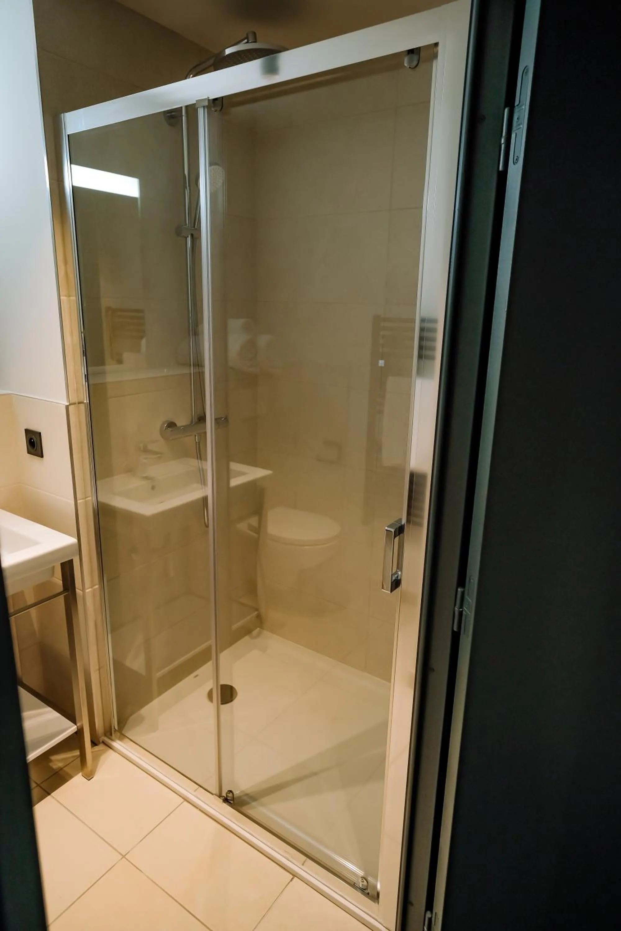 Shower in ibis Styles Bordeaux Lac Bruges