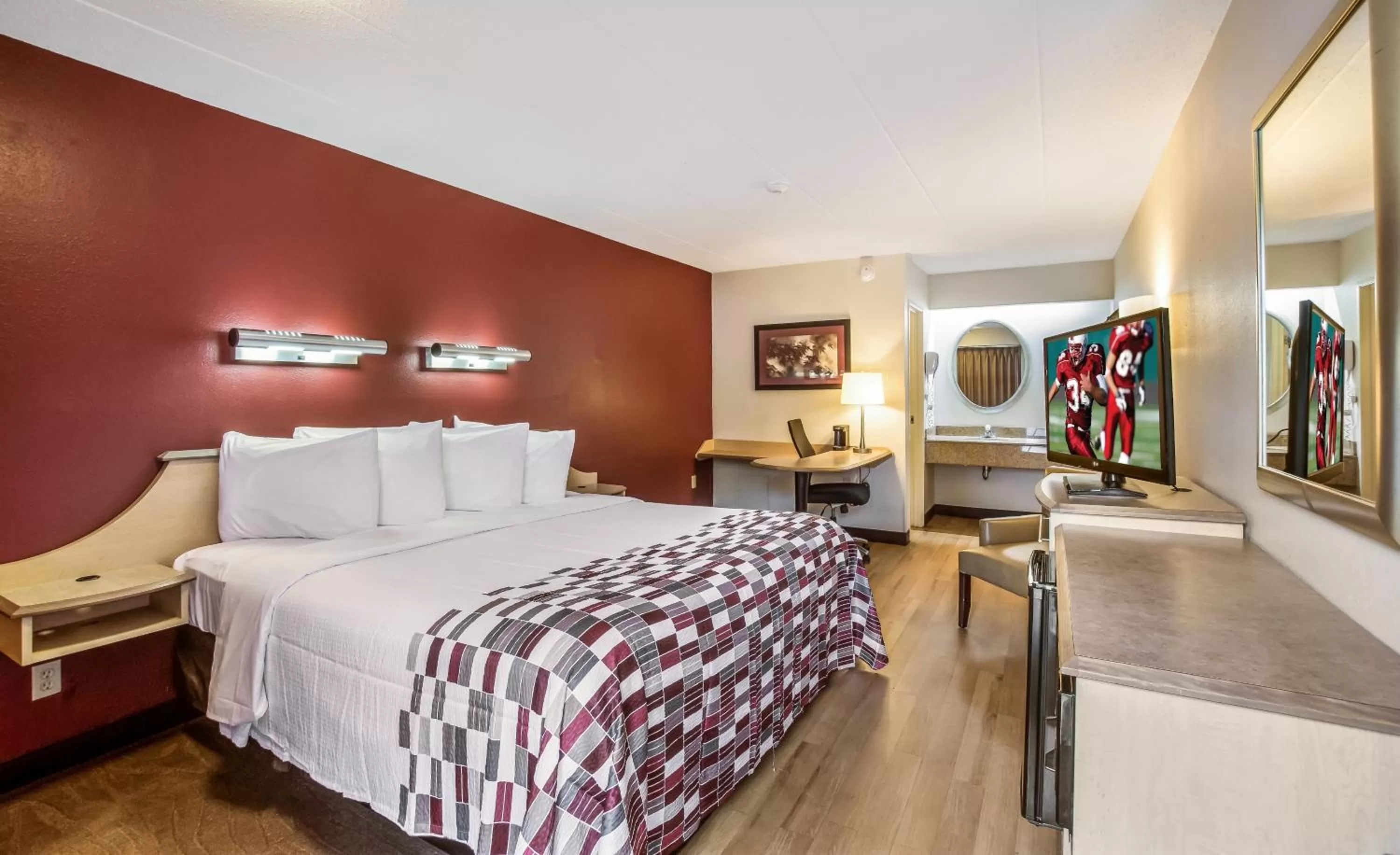 Photo of the whole room, Bed in Red Roof Inn Detroit - Plymouth/Canton