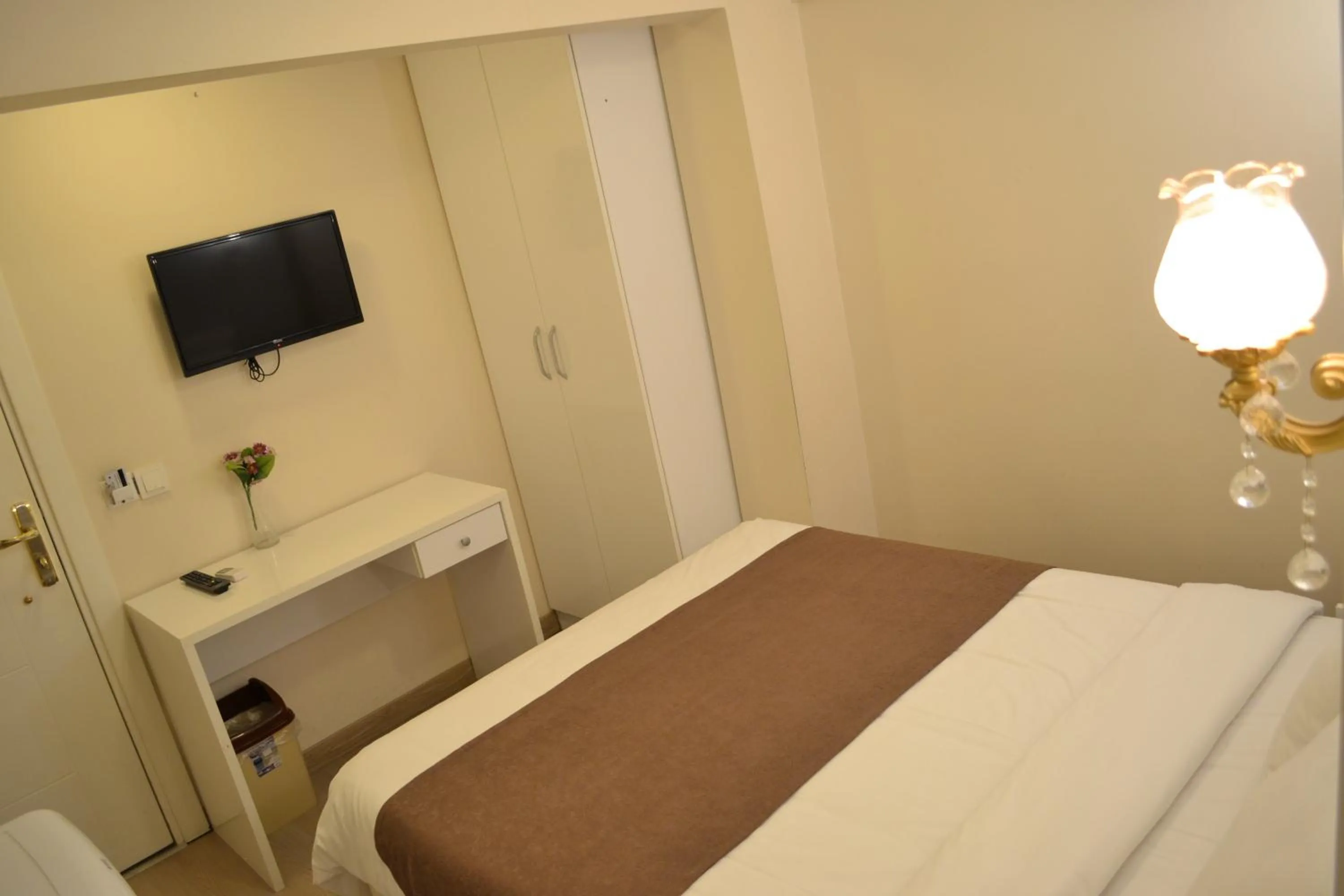 TV and multimedia, Bed in New Fatih Hotel